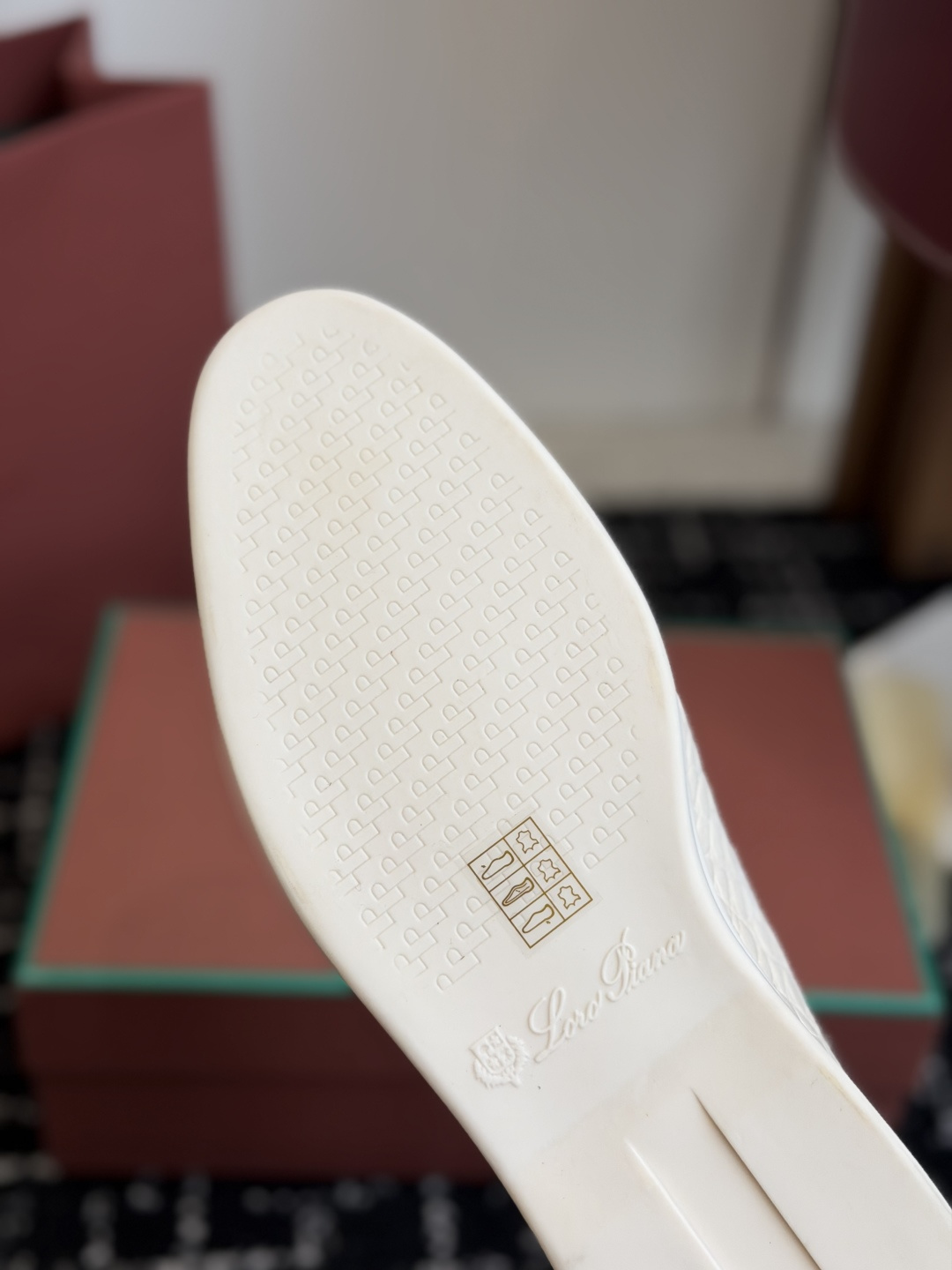 代购级 Loro Piana 秋季散步 运动 LP半拖 (莞产代工厂原厂底 )随意对比 这款休闲鞋采用Wind纤维针织而 代购级 Loro Piana 秋季散步 运动 LP半拖 (莞产代工厂原厂底 )随意对比 这款休闲鞋采用Wind纤维针织而