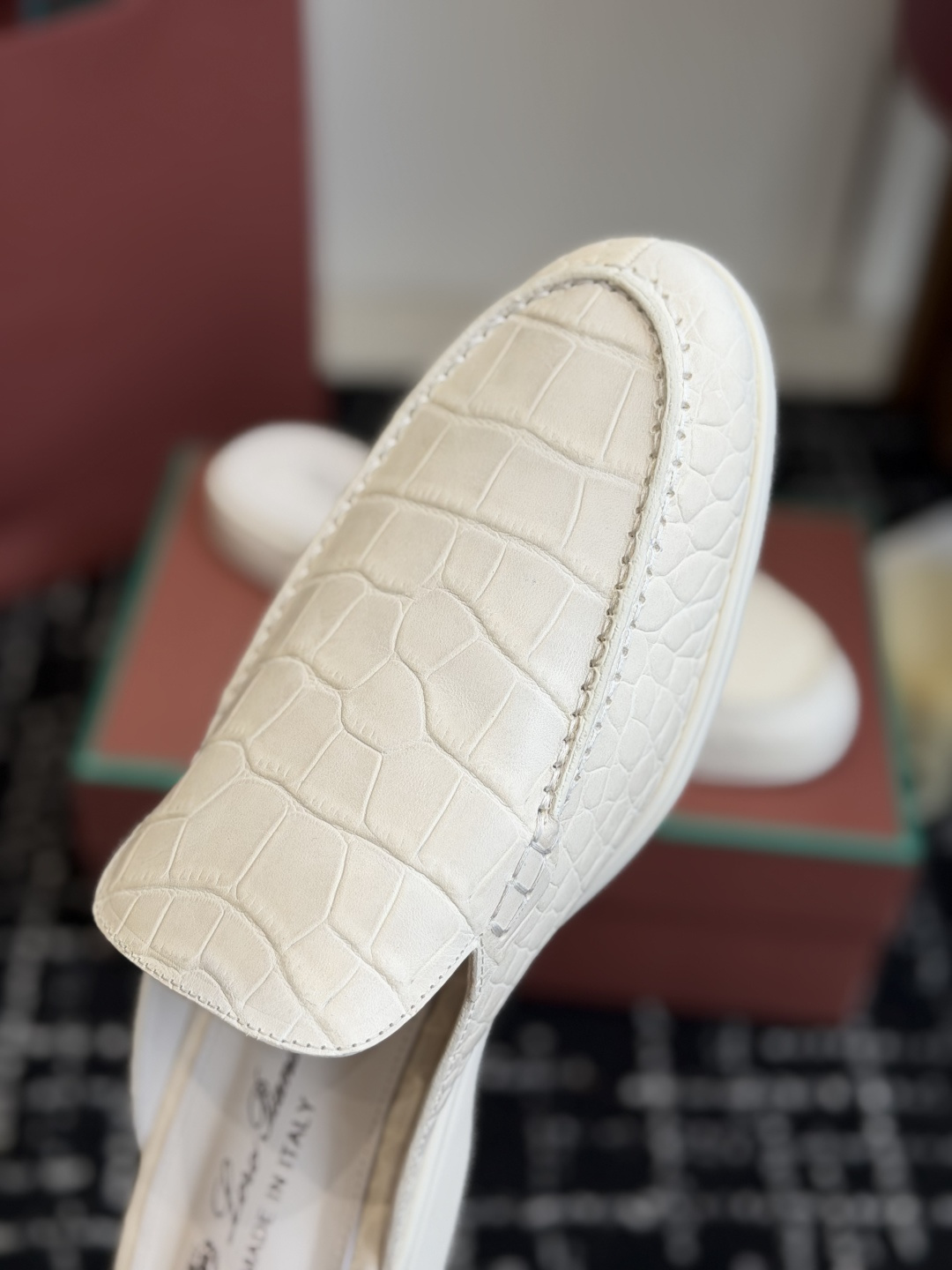 代购级 Loro Piana 秋季散步 运动 LP半拖 (莞产代工厂原厂底 )随意对比 这款休闲鞋采用Wind纤维针织而 代购级 Loro Piana 秋季散步 运动 LP半拖 (莞产代工厂原厂底 )随意对比 这款休闲鞋采用Wind纤维针织而