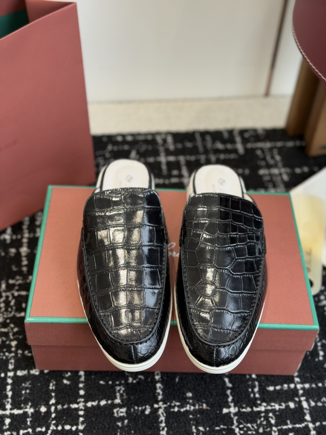 NO:930005,Purchasing agent Loro Piana Autumn walking sports LP half slippers (original soles produced in Dongguan OEM factory) Comparison at will  Full set of packaging at the counter, with insoles and shoelaces, the same as at the counter, sizes 35-42 for women (customized for 40, 41, 42), 38-48 for men (customized for 38, 45-48), half drag, loro piana, loro piana, cowhide19860909代购级 Loro Piana 秋季散步 运动 LP半拖（莞产代工厂原厂底）随意对比 这款休闲鞋采用Wind纤维针织而成,纯手工打造 呈现出别致的立体效果.独特的版型在中段轻微变窄,并以纳巴革细节点缀.轻盈TPU鞋底和边缘的鞋钉增强抓地力和稳定性,充满现代美感的功能细节设计为鞋子平添了运动风 装饰 牛皮革 辅料 聚氨酯 专柜全套包装 配鞋垫和鞋带 专柜一致 尺码女35-42（40、41、42定制） 男38-48（38、45-48定制）,半拖,loro piana,loro piana,cowhide,Women's Shoes