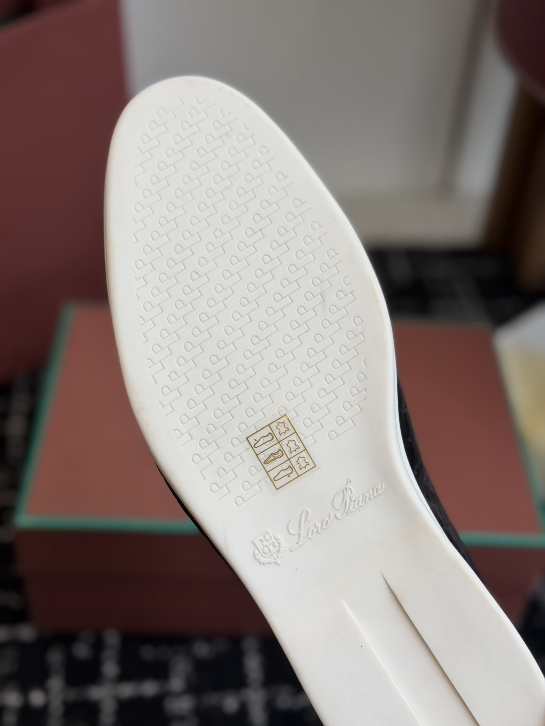 代购级 Loro Piana 秋季散步 运动 LP半拖 (莞产代工厂原厂底 )随意对比 这款休闲鞋采用Wind纤维针织而 代购级 Loro Piana 秋季散步 运动 LP半拖 (莞产代工厂原厂底 )随意对比 这款休闲鞋采用Wind纤维针织而