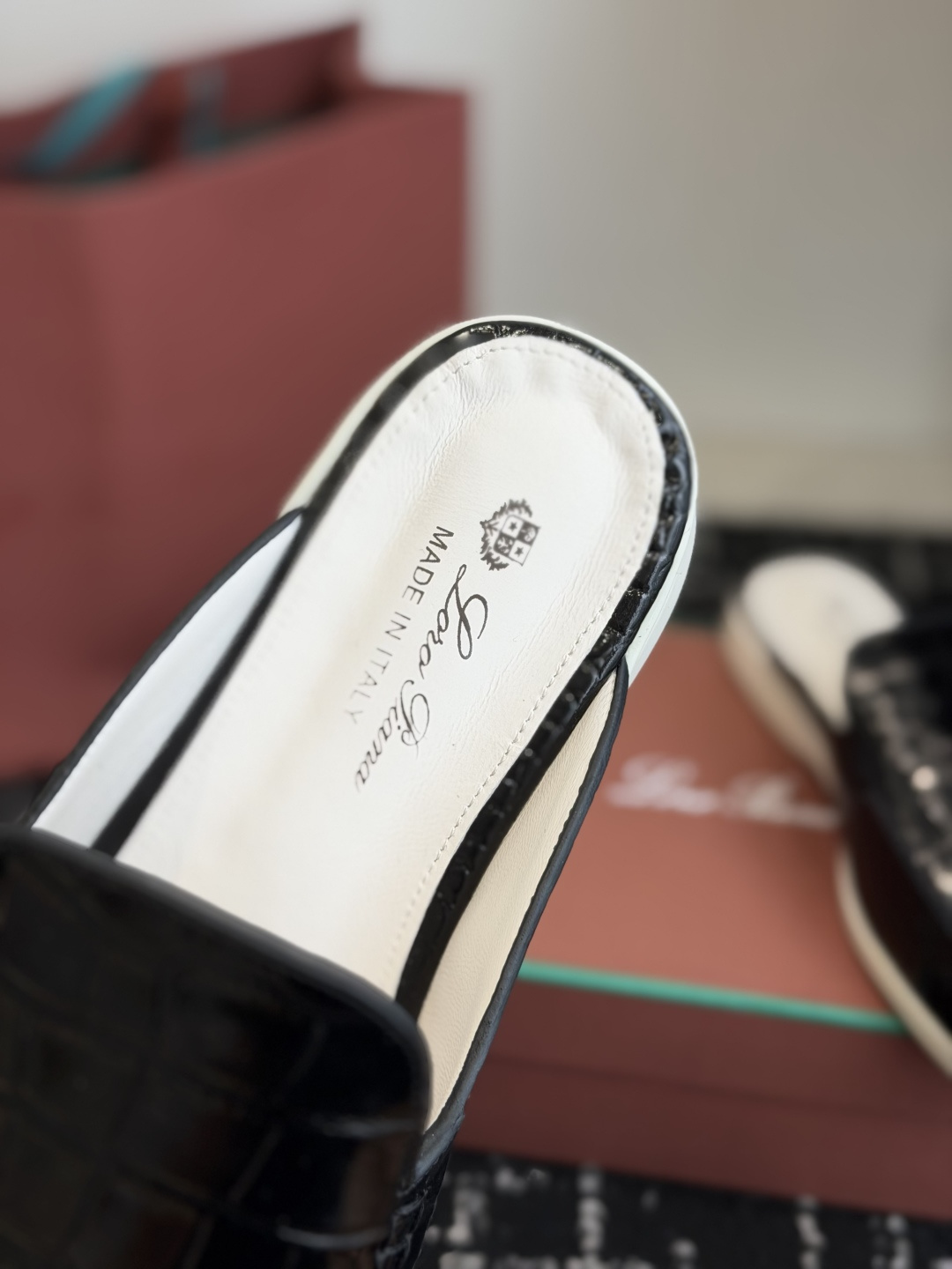 代购级 Loro Piana 秋季散步 运动 LP半拖 (莞产代工厂原厂底 )随意对比 这款休闲鞋采用Wind纤维针织而 代购级 Loro Piana 秋季散步 运动 LP半拖 (莞产代工厂原厂底 )随意对比 这款休闲鞋采用Wind纤维针织而
