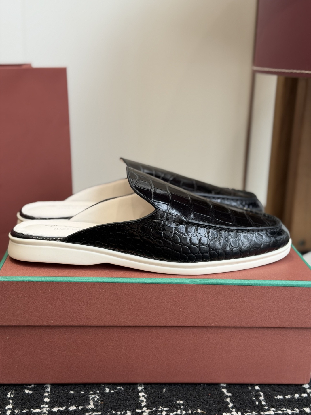 代购级 Loro Piana 秋季散步 运动 LP半拖 (莞产代工厂原厂底 )随意对比 这款休闲鞋采用Wind纤维针织而 代购级 Loro Piana 秋季散步 运动 LP半拖 (莞产代工厂原厂底 )随意对比 这款休闲鞋采用Wind纤维针织而