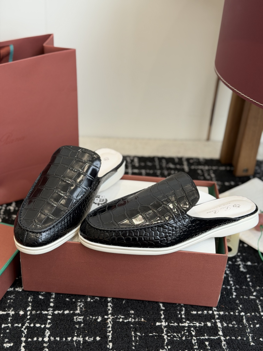 代购级 Loro Piana 秋季散步 运动 LP半拖 (莞产代工厂原厂底 )随意对比 这款休闲鞋采用Wind纤维针织而 代购级 Loro Piana 秋季散步 运动 LP半拖 (莞产代工厂原厂底 )随意对比 这款休闲鞋采用Wind纤维针织而