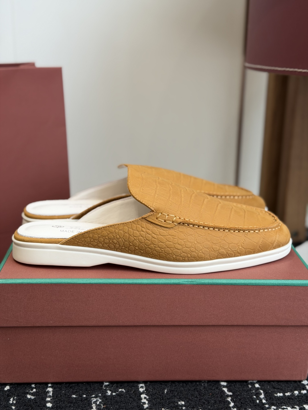 代购级 Loro Piana 秋季散步 运动 LP半拖 (莞产代工厂原厂底 )随意对比 这款休闲鞋采用Wind纤维针织而 代购级 Loro Piana 秋季散步 运动 LP半拖 (莞产代工厂原厂底 )随意对比 这款休闲鞋采用Wind纤维针织而