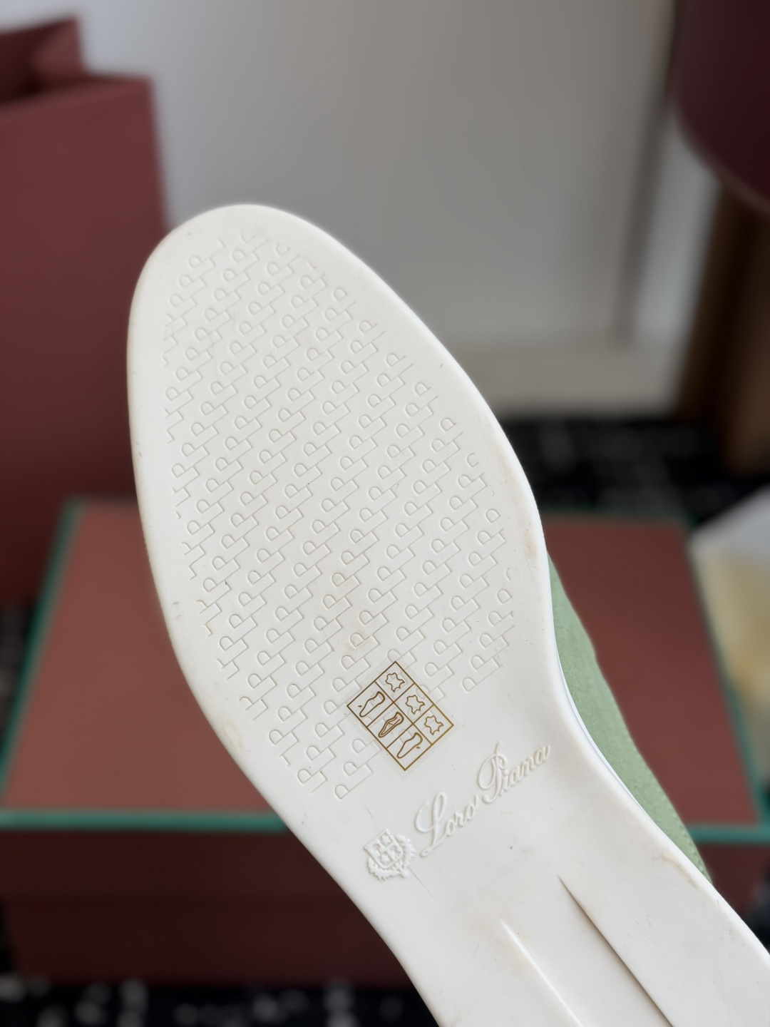 代购级 Loro Piana 秋季散步 运动 LP半拖 (莞产代工厂原厂底 )随意对比 这款休闲鞋采用Wind纤维针织而 代购级 Loro Piana 秋季散步 运动 LP半拖 (莞产代工厂原厂底 )随意对比 这款休闲鞋采用Wind纤维针织而