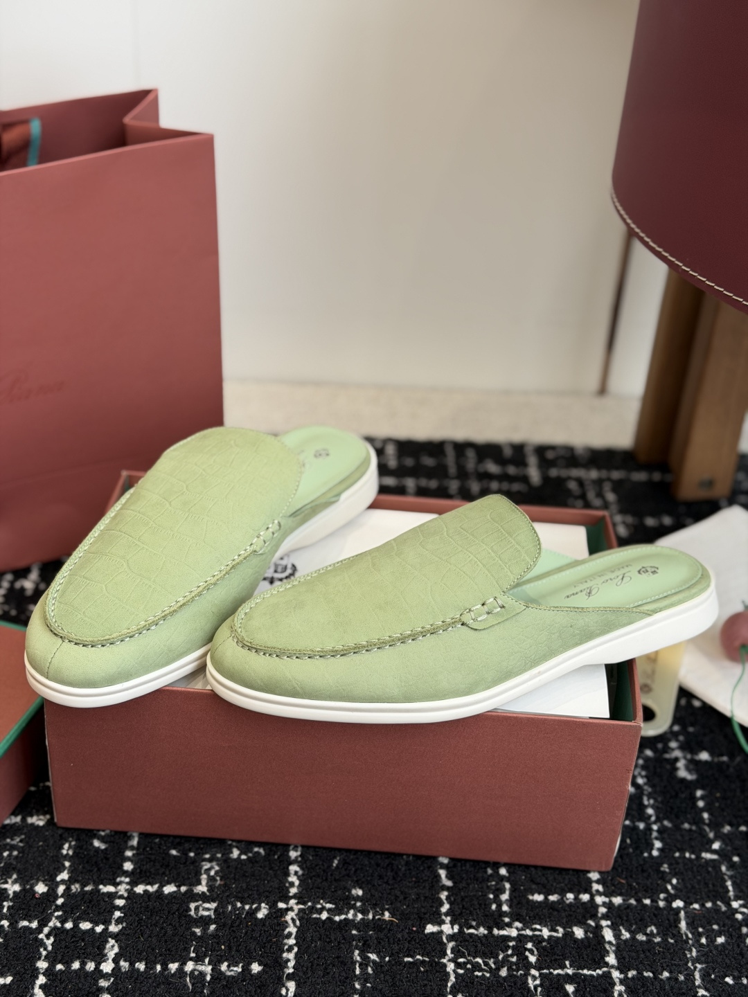 代购级 Loro Piana 秋季散步 运动 LP半拖 (莞产代工厂原厂底 )随意对比 这款休闲鞋采用Wind纤维针织而 代购级 Loro Piana 秋季散步 运动 LP半拖 (莞产代工厂原厂底 )随意对比 这款休闲鞋采用Wind纤维针织而