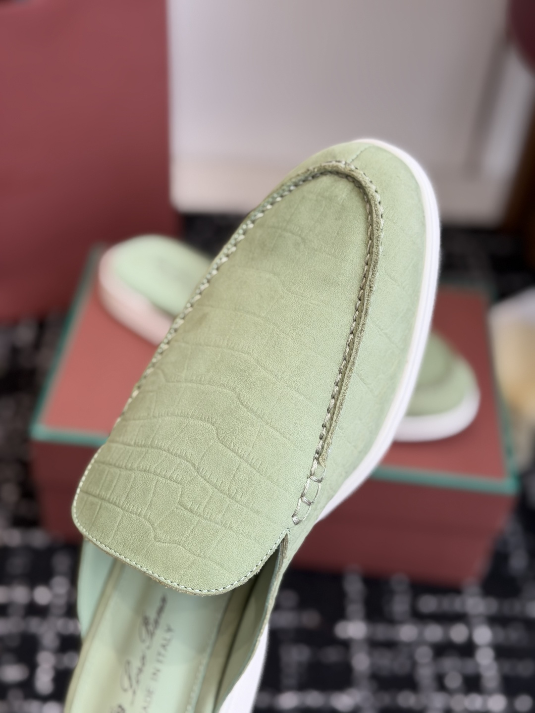 代购级 Loro Piana 秋季散步 运动 LP半拖 (莞产代工厂原厂底 )随意对比 这款休闲鞋采用Wind纤维针织而 代购级 Loro Piana 秋季散步 运动 LP半拖 (莞产代工厂原厂底 )随意对比 这款休闲鞋采用Wind纤维针织而