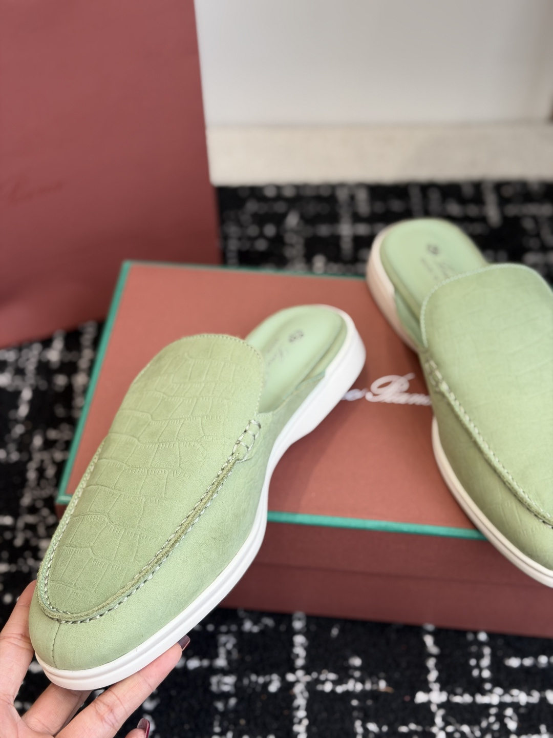 代购级 Loro Piana 秋季散步 运动 LP半拖 (莞产代工厂原厂底 )随意对比 这款休闲鞋采用Wind纤维针织而 代购级 Loro Piana 秋季散步 运动 LP半拖 (莞产代工厂原厂底 )随意对比 这款休闲鞋采用Wind纤维针织而