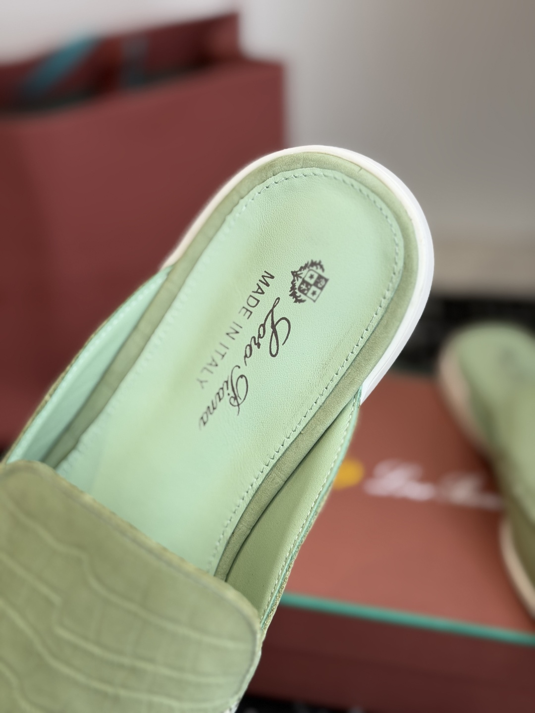 代购级 Loro Piana 秋季散步 运动 LP半拖 (莞产代工厂原厂底 )随意对比 这款休闲鞋采用Wind纤维针织而 代购级 Loro Piana 秋季散步 运动 LP半拖 (莞产代工厂原厂底 )随意对比 这款休闲鞋采用Wind纤维针织而