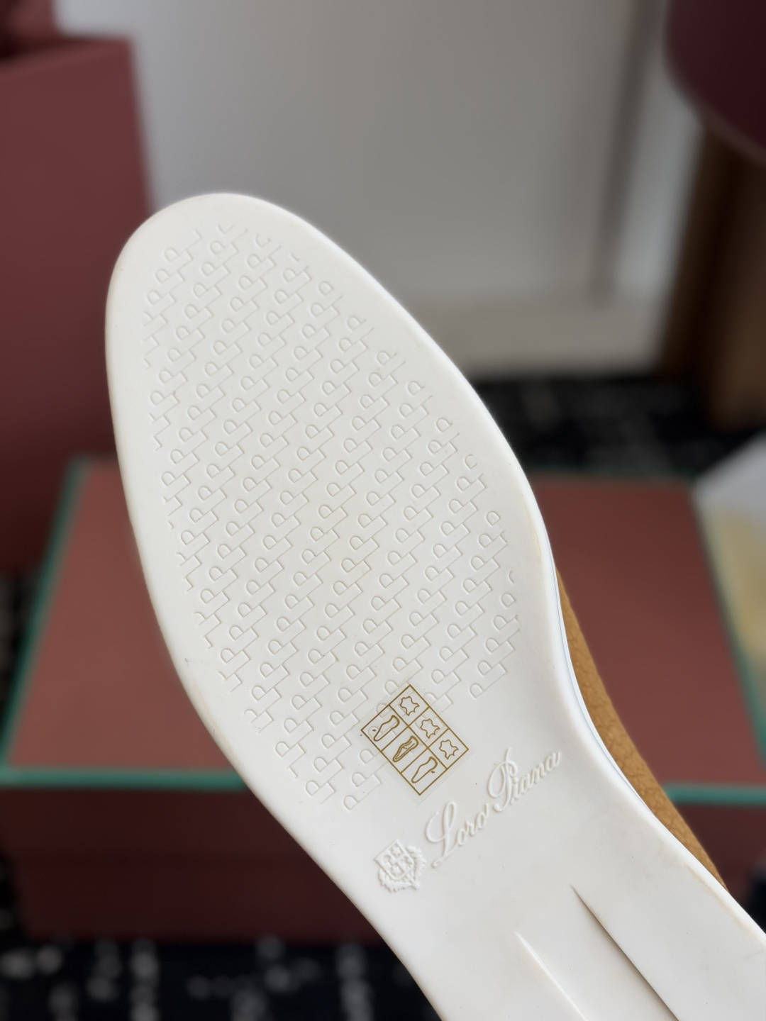 代购级 Loro Piana 秋季散步 运动 LP半拖 (莞产代工厂原厂底 )随意对比 这款休闲鞋采用Wind纤维针织而 代购级 Loro Piana 秋季散步 运动 LP半拖 (莞产代工厂原厂底 )随意对比 这款休闲鞋采用Wind纤维针织而