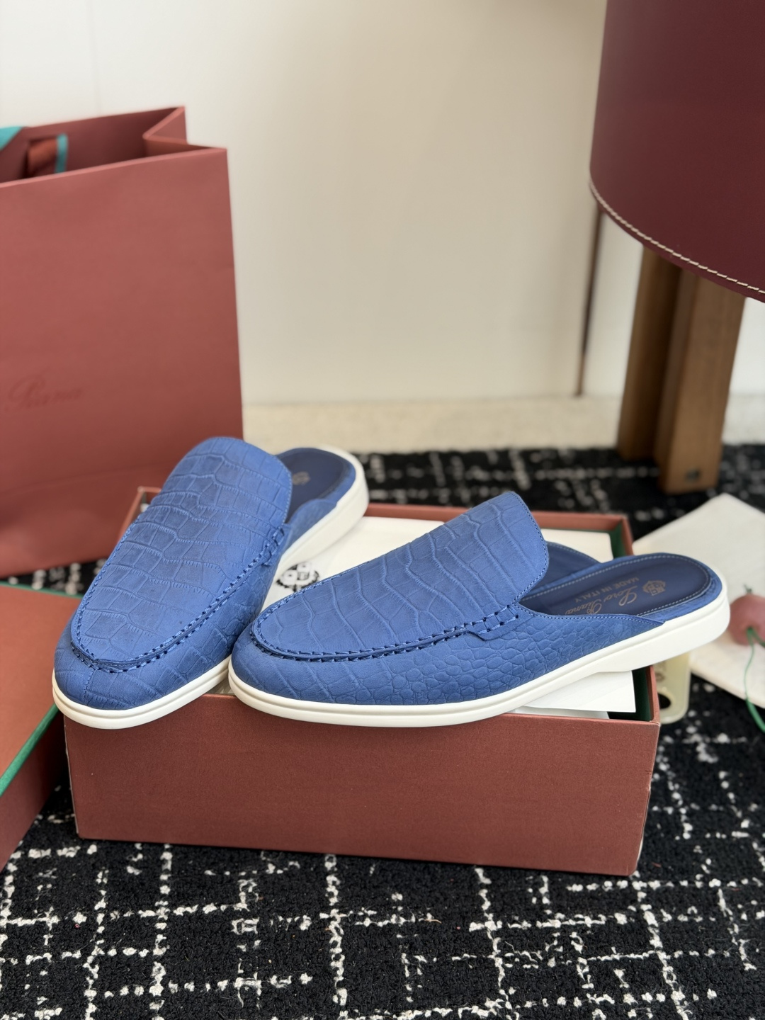 代购级 Loro Piana 秋季散步 运动 LP半拖 (莞产代工厂原厂底 )随意对比 这款休闲鞋采用Wind纤维针织而 代购级 Loro Piana 秋季散步 运动 LP半拖 (莞产代工厂原厂底 )随意对比 这款休闲鞋采用Wind纤维针织而