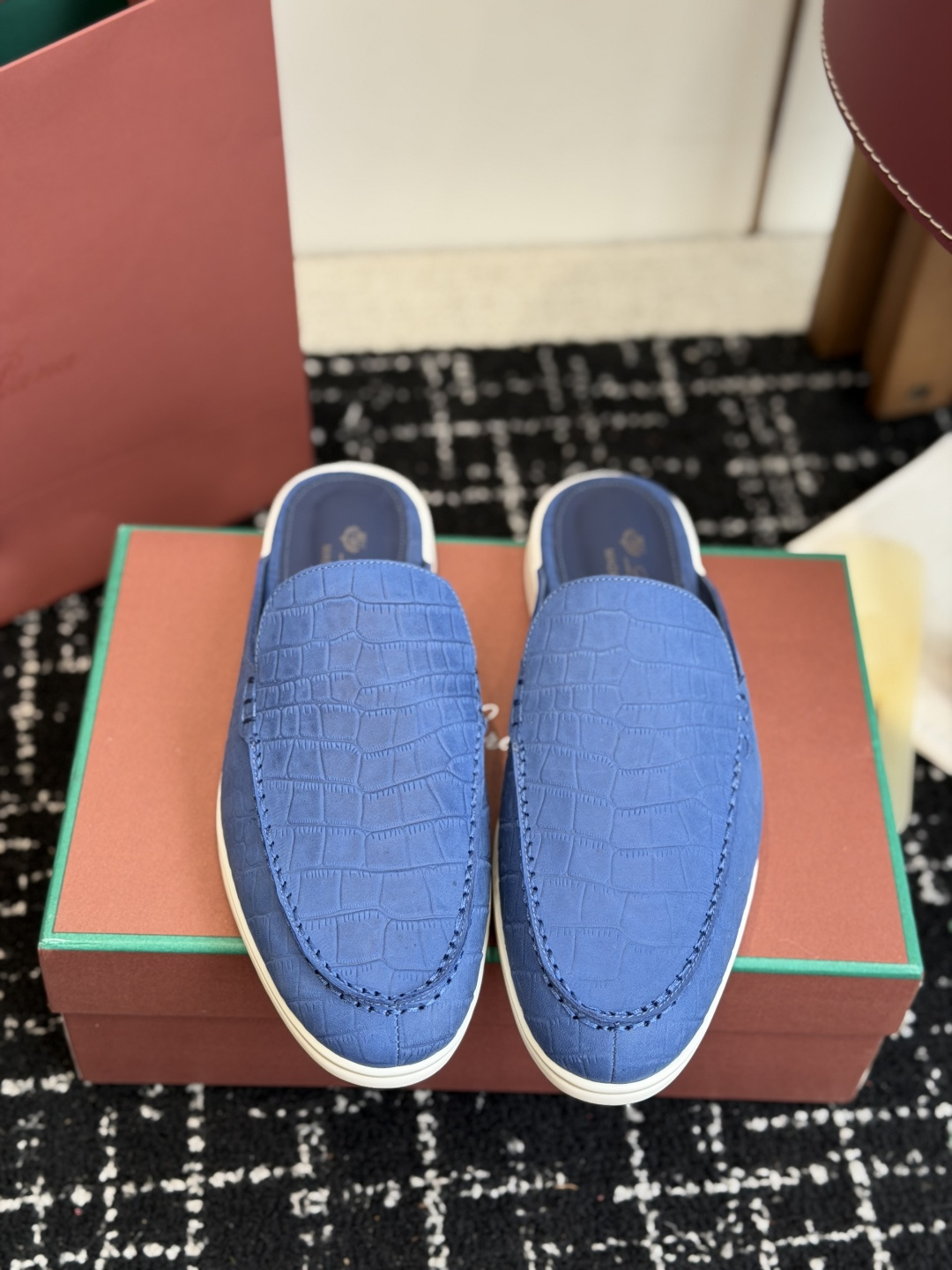 代购级 Loro Piana 秋季散步 运动 LP半拖 (莞产代工厂原厂底 )随意对比 这款休闲鞋采用Wind纤维针织而 代购级 Loro Piana 秋季散步 运动 LP半拖 (莞产代工厂原厂底 )随意对比 这款休闲鞋采用Wind纤维针织而