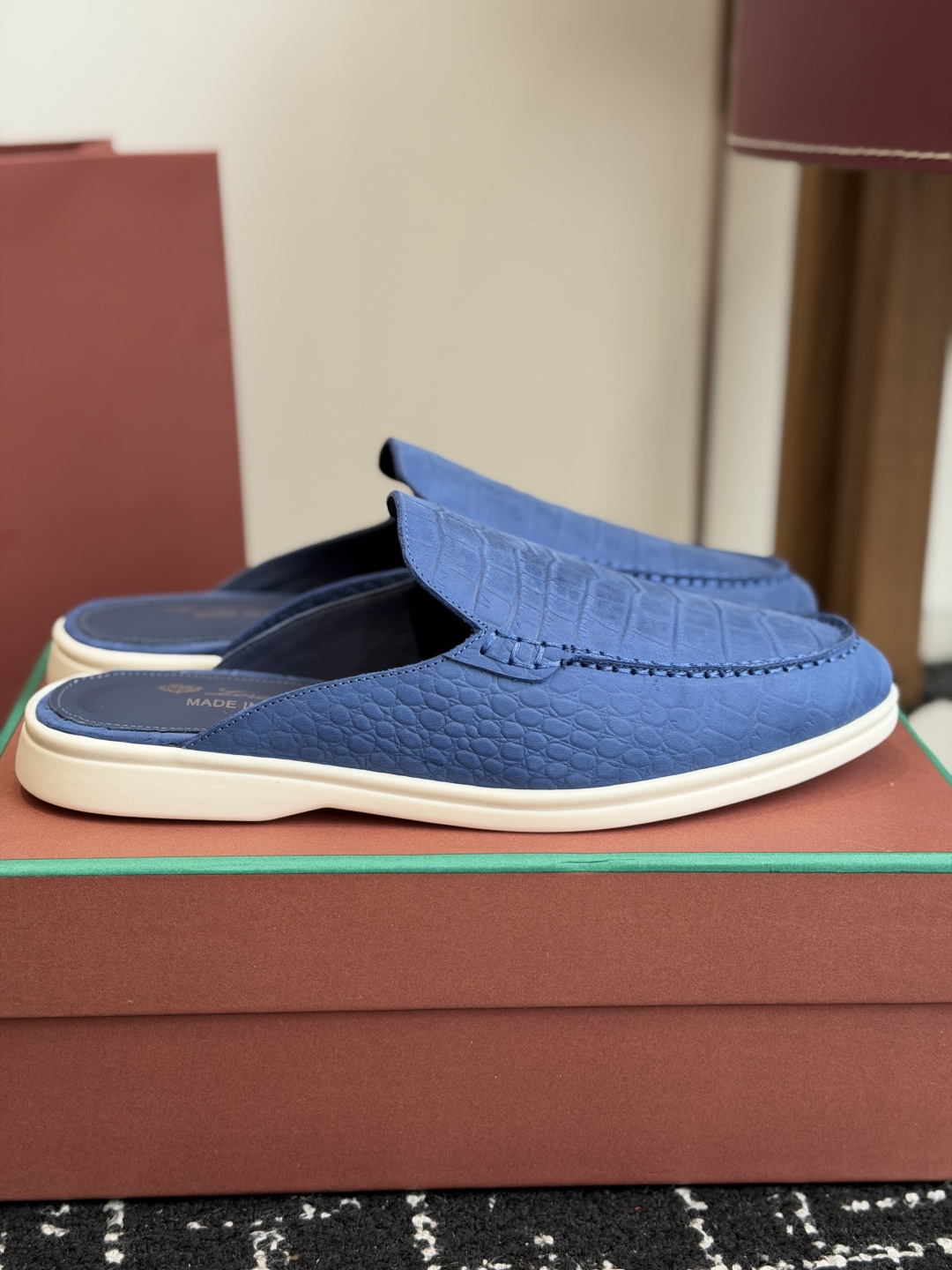代购级 Loro Piana 秋季散步 运动 LP半拖 (莞产代工厂原厂底 )随意对比 这款休闲鞋采用Wind纤维针织而 代购级 Loro Piana 秋季散步 运动 LP半拖 (莞产代工厂原厂底 )随意对比 这款休闲鞋采用Wind纤维针织而