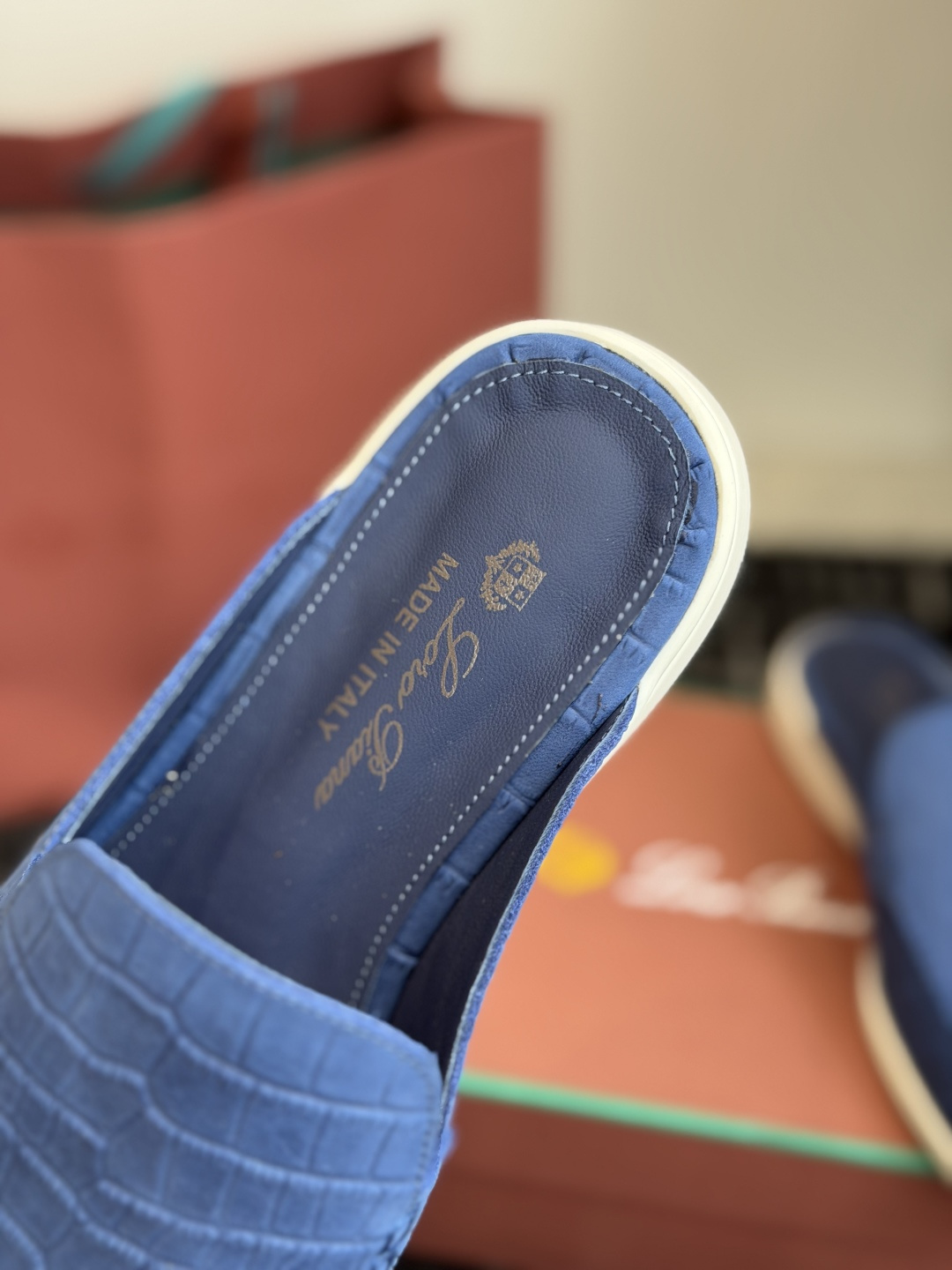 代购级 Loro Piana 秋季散步 运动 LP半拖 (莞产代工厂原厂底 )随意对比 这款休闲鞋采用Wind纤维针织而 代购级 Loro Piana 秋季散步 运动 LP半拖 (莞产代工厂原厂底 )随意对比 这款休闲鞋采用Wind纤维针织而