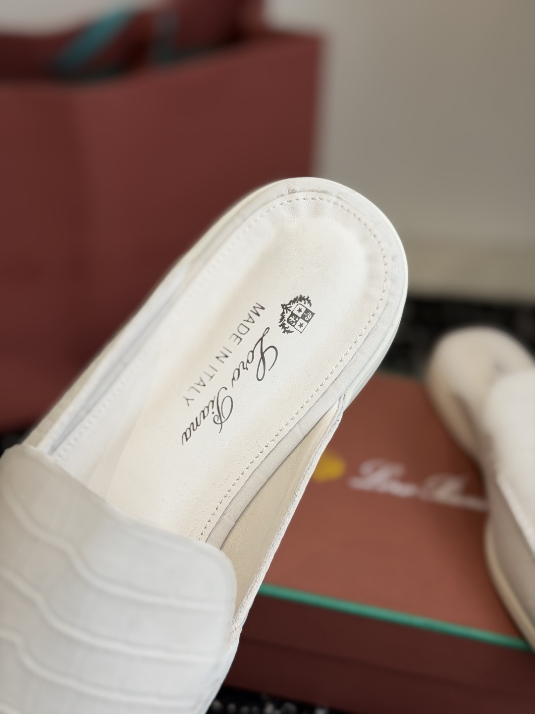 代购级 Loro Piana 秋季散步 运动 LP半拖 (莞产代工厂原厂底 )随意对比 这款休闲鞋采用Wind纤维针织而 代购级 Loro Piana 秋季散步 运动 LP半拖 (莞产代工厂原厂底 )随意对比 这款休闲鞋采用Wind纤维针织而