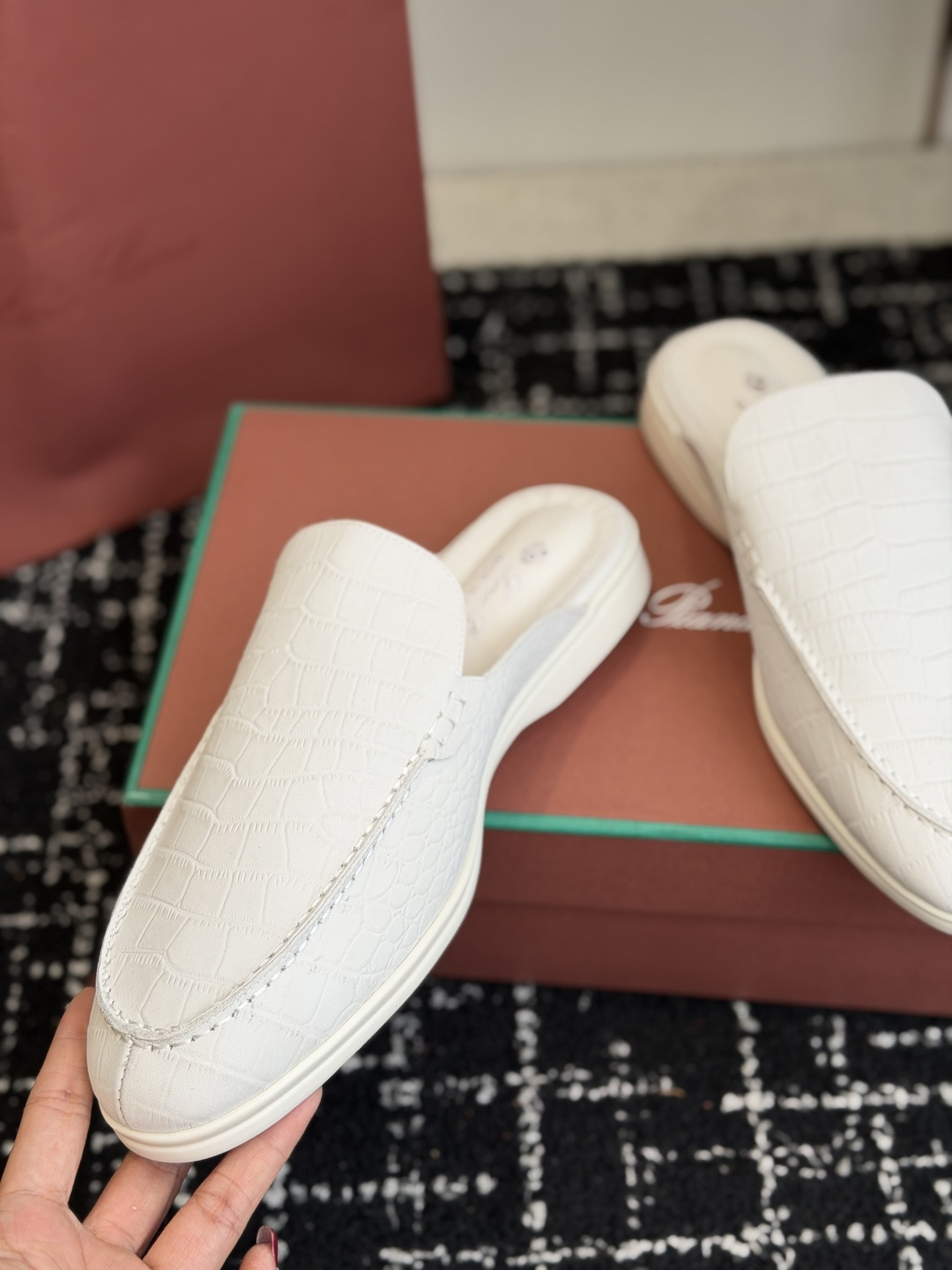 代购级 Loro Piana 秋季散步 运动 LP半拖 (莞产代工厂原厂底 )随意对比 这款休闲鞋采用Wind纤维针织而 代购级 Loro Piana 秋季散步 运动 LP半拖 (莞产代工厂原厂底 )随意对比 这款休闲鞋采用Wind纤维针织而