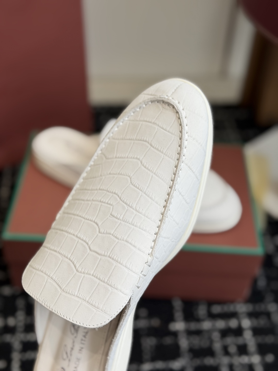 代购级 Loro Piana 秋季散步 运动 LP半拖 (莞产代工厂原厂底 )随意对比 这款休闲鞋采用Wind纤维针织而 代购级 Loro Piana 秋季散步 运动 LP半拖 (莞产代工厂原厂底 )随意对比 这款休闲鞋采用Wind纤维针织而