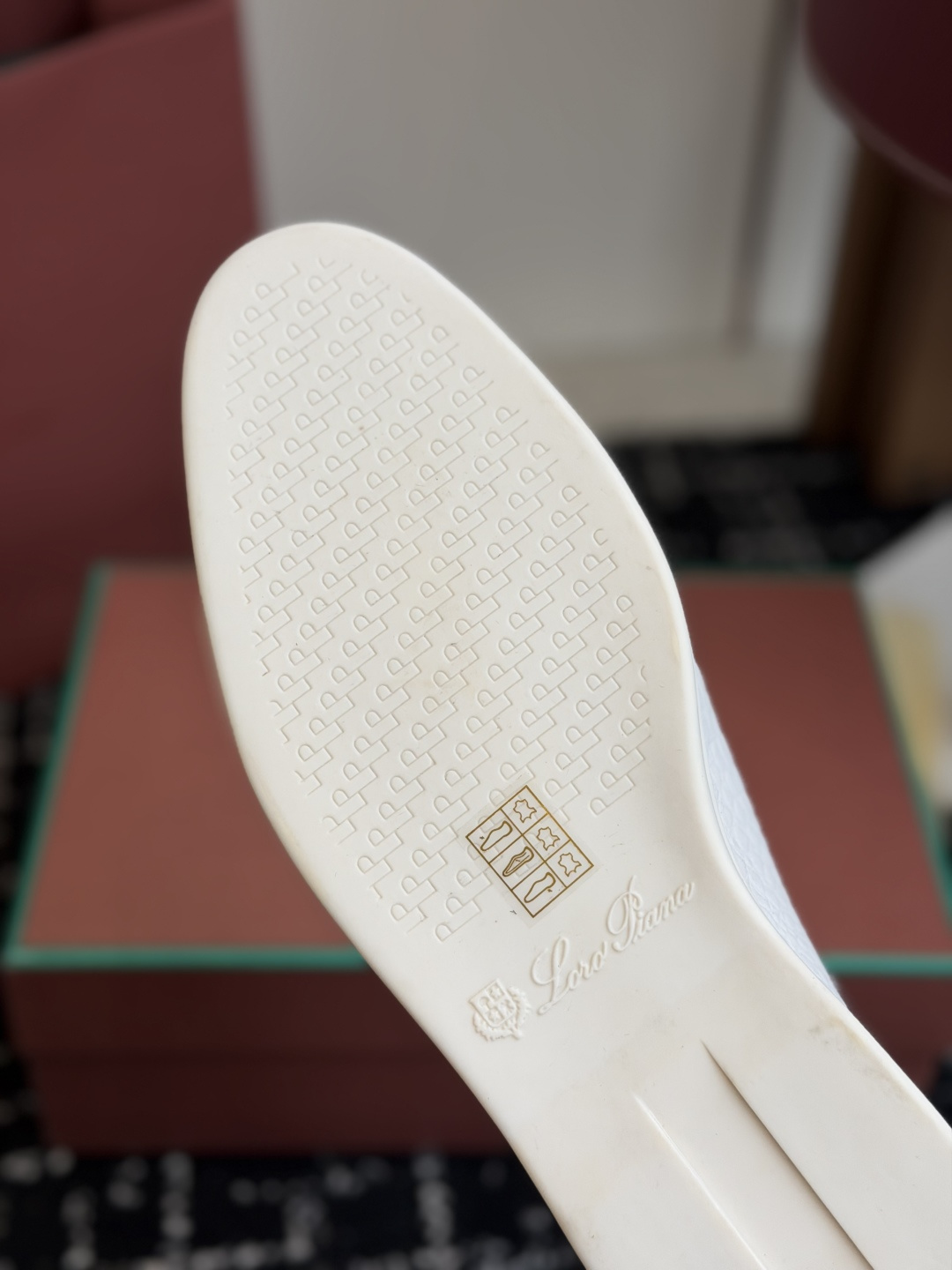 代购级 Loro Piana 秋季散步 运动 LP半拖 (莞产代工厂原厂底 )随意对比 这款休闲鞋采用Wind纤维针织而 代购级 Loro Piana 秋季散步 运动 LP半拖 (莞产代工厂原厂底 )随意对比 这款休闲鞋采用Wind纤维针织而
