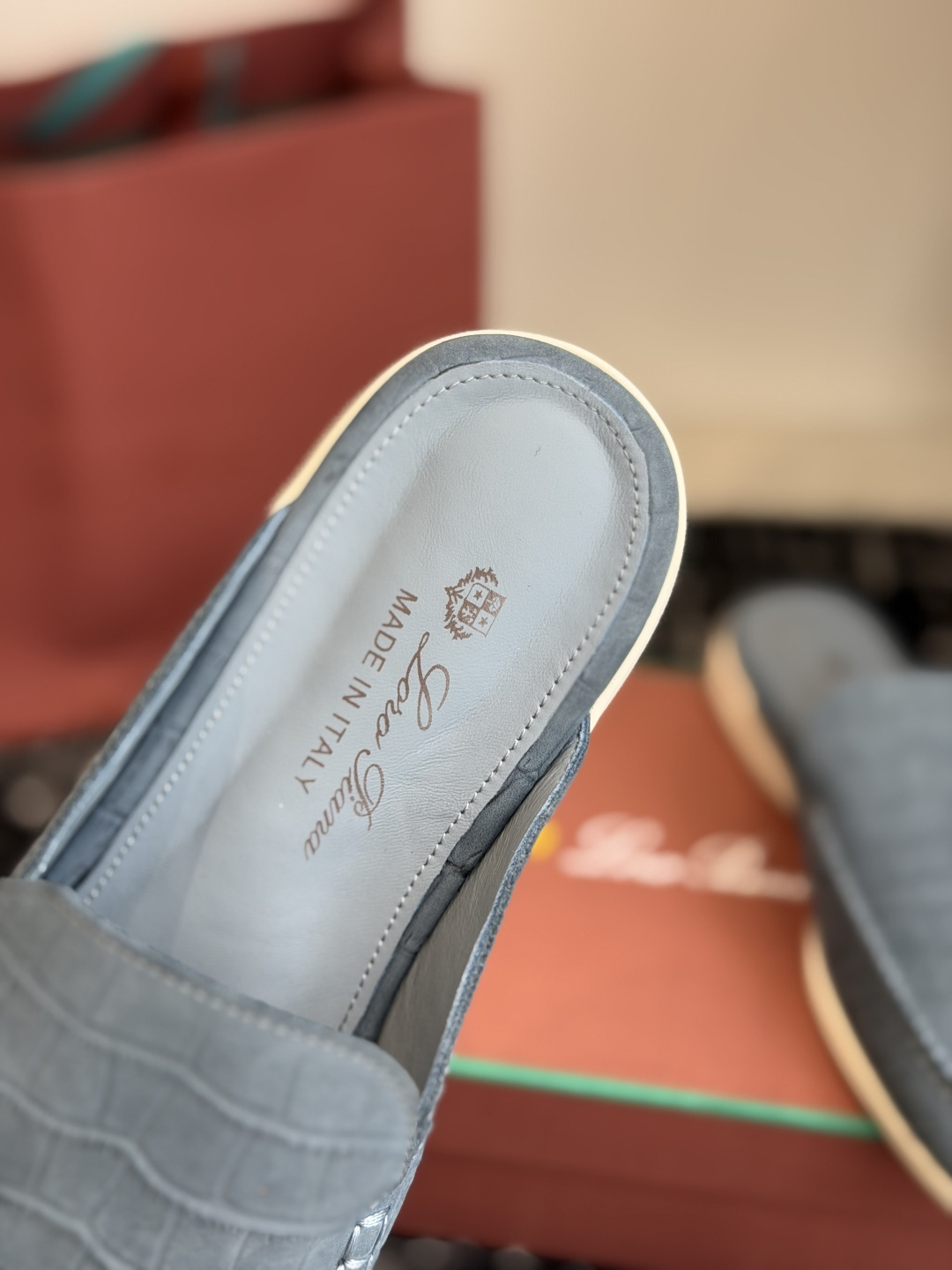 代购级 Loro Piana 秋季散步 运动 LP半拖 (莞产代工厂原厂底 )随意对比 这款休闲鞋采用Wind纤维针织而 代购级 Loro Piana 秋季散步 运动 LP半拖 (莞产代工厂原厂底 )随意对比 这款休闲鞋采用Wind纤维针织而