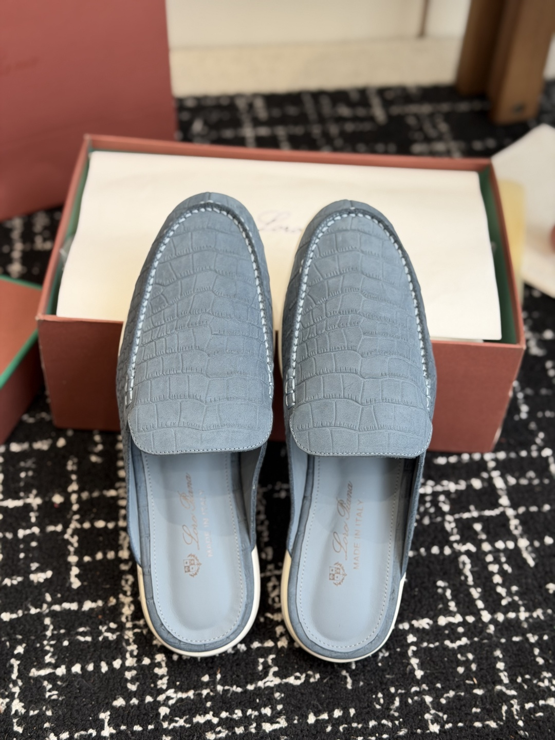 代购级 Loro Piana 秋季散步 运动 LP半拖 (莞产代工厂原厂底 )随意对比 这款休闲鞋采用Wind纤维针织而 代购级 Loro Piana 秋季散步 运动 LP半拖 (莞产代工厂原厂底 )随意对比 这款休闲鞋采用Wind纤维针织而