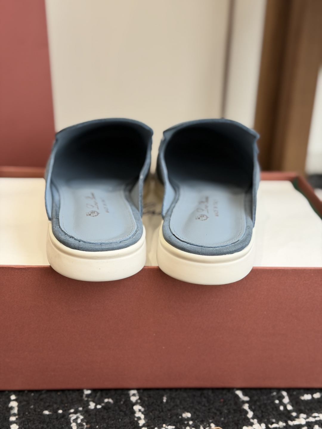 代购级 Loro Piana 秋季散步 运动 LP半拖 (莞产代工厂原厂底 )随意对比 这款休闲鞋采用Wind纤维针织而 代购级 Loro Piana 秋季散步 运动 LP半拖 (莞产代工厂原厂底 )随意对比 这款休闲鞋采用Wind纤维针织而
