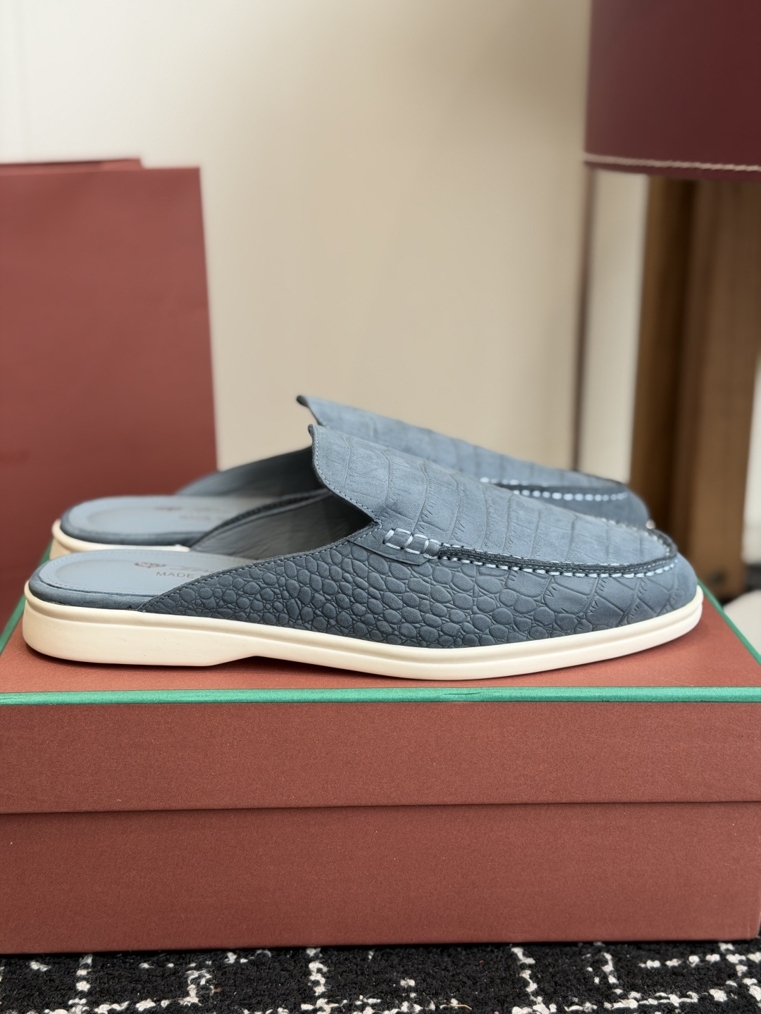 代购级 Loro Piana 秋季散步 运动 LP半拖 (莞产代工厂原厂底 )随意对比 这款休闲鞋采用Wind纤维针织而 代购级 Loro Piana 秋季散步 运动 LP半拖 (莞产代工厂原厂底 )随意对比 这款休闲鞋采用Wind纤维针织而