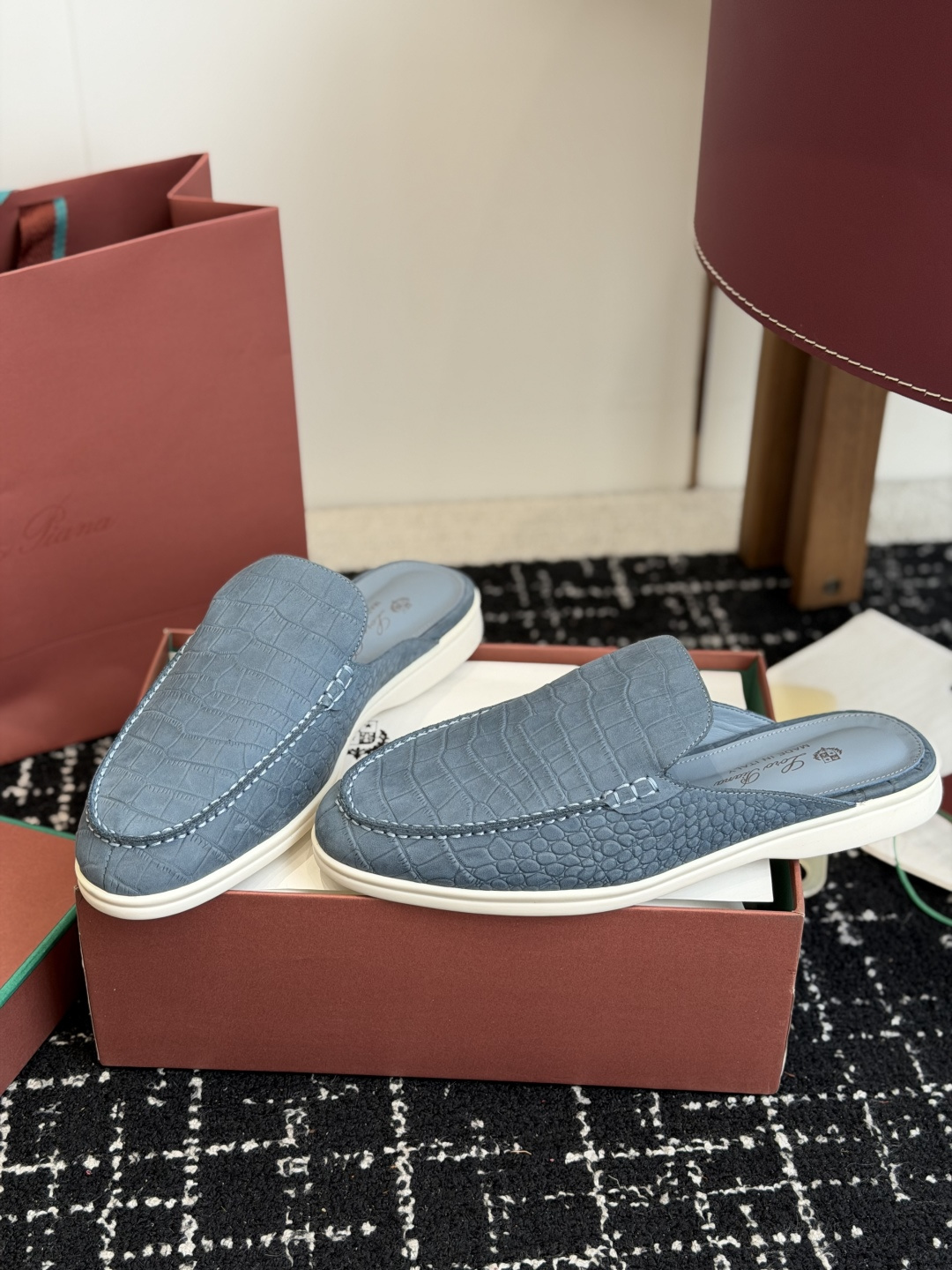 代购级 Loro Piana 秋季散步 运动 LP半拖 (莞产代工厂原厂底 )随意对比 这款休闲鞋采用Wind纤维针织而 代购级 Loro Piana 秋季散步 运动 LP半拖 (莞产代工厂原厂底 )随意对比 这款休闲鞋采用Wind纤维针织而