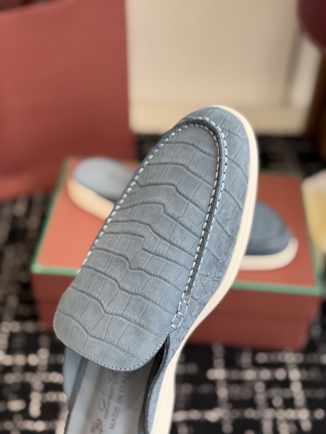 代购级 Loro Piana 秋季散步 运动 LP半拖 (莞产代工厂原厂底 )随意对比 这款休闲鞋采用Wind纤维针织而 代购级 Loro Piana 秋季散步 运动 LP半拖 (莞产代工厂原厂底 )随意对比 这款休闲鞋采用Wind纤维针织而
