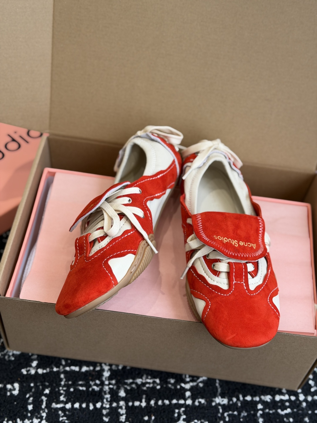 代购级 Acne Studios 26ss 秋季新款走秀款芭蕾鞋 可以说每一双都是可以珍藏的鞋子 今年这款芭蕾鞋真的是 代购级 Acne Studios 26ss 秋季新款走秀款芭蕾鞋 可以说每一双都是可以珍藏的鞋子 今年这款芭蕾鞋真的是