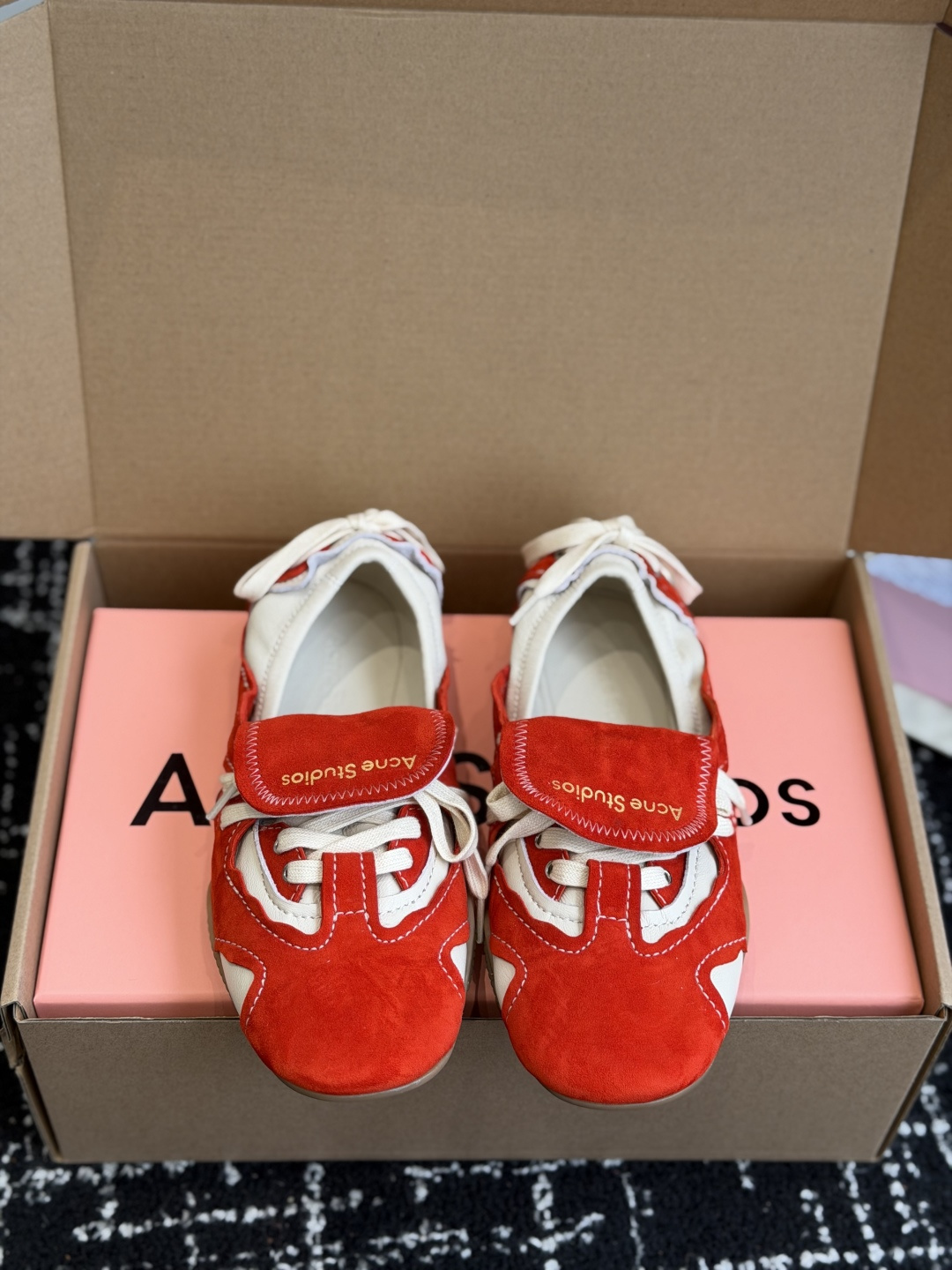 代购级 Acne Studios 26ss 秋季新款走秀款芭蕾鞋 可以说每一双都是可以珍藏的鞋子 今年这款芭蕾鞋真的是 代购级 Acne Studios 26ss 秋季新款走秀款芭蕾鞋 可以说每一双都是可以珍藏的鞋子 今年这款芭蕾鞋真的是