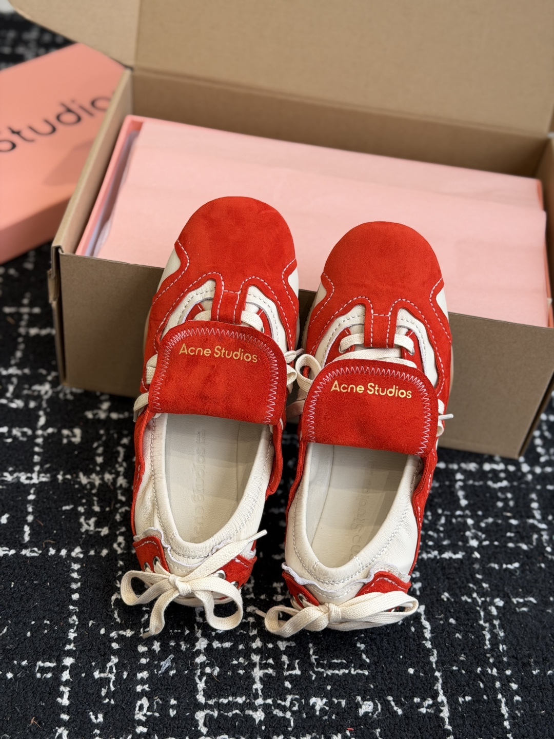 代购级 Acne Studios 26ss 秋季新款走秀款芭蕾鞋 可以说每一双都是可以珍藏的鞋子 今年这款芭蕾鞋真的是 代购级 Acne Studios 26ss 秋季新款走秀款芭蕾鞋 可以说每一双都是可以珍藏的鞋子 今年这款芭蕾鞋真的是