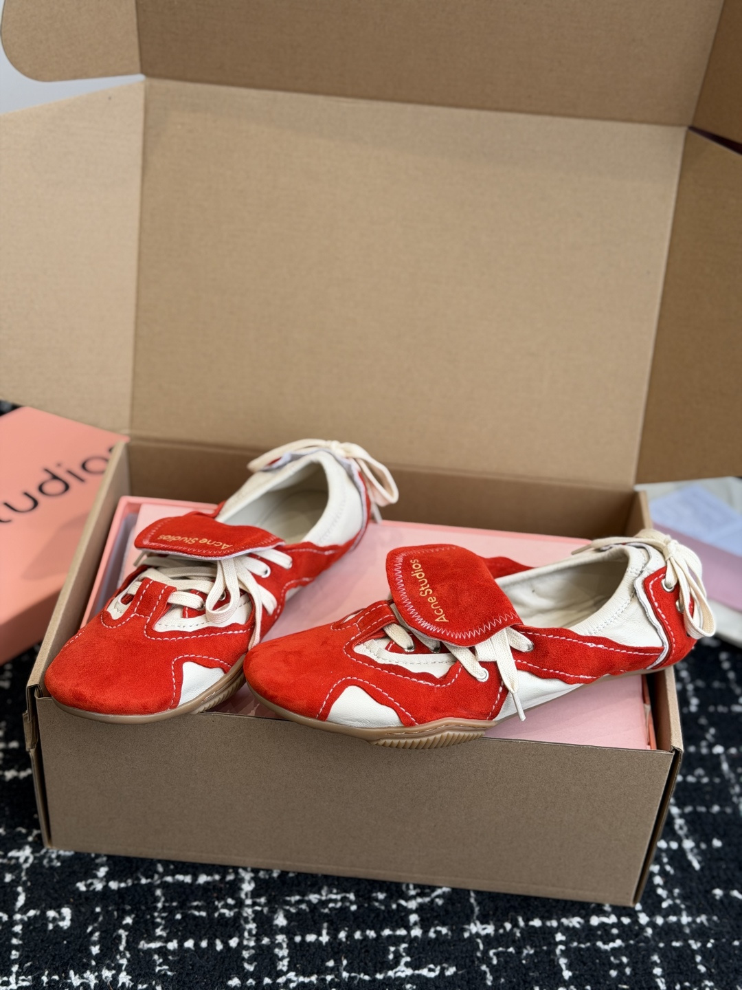 代购级 Acne Studios 26ss 秋季新款走秀款芭蕾鞋 可以说每一双都是可以珍藏的鞋子 今年这款芭蕾鞋真的是 代购级 Acne Studios 26ss 秋季新款走秀款芭蕾鞋 可以说每一双都是可以珍藏的鞋子 今年这款芭蕾鞋真的是