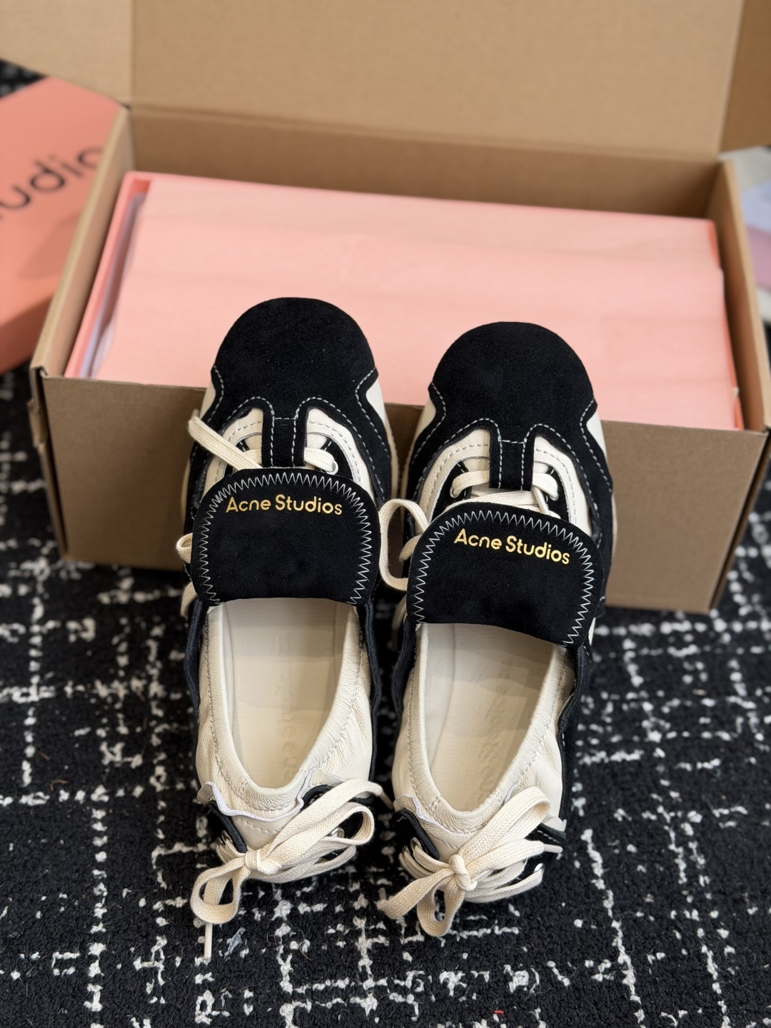 代购级 Acne Studios 26ss 秋季新款走秀款芭蕾鞋 可以说每一双都是可以珍藏的鞋子 今年这款芭蕾鞋真的是 代购级 Acne Studios 26ss 秋季新款走秀款芭蕾鞋 可以说每一双都是可以珍藏的鞋子 今年这款芭蕾鞋真的是