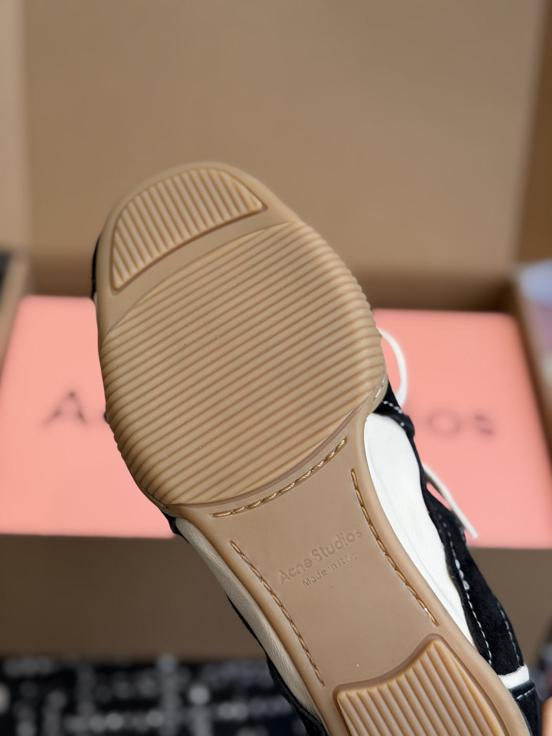代购级 Acne Studios 26ss 秋季新款走秀款芭蕾鞋 可以说每一双都是可以珍藏的鞋子 今年这款芭蕾鞋真的是 代购级 Acne Studios 26ss 秋季新款走秀款芭蕾鞋 可以说每一双都是可以珍藏的鞋子 今年这款芭蕾鞋真的是