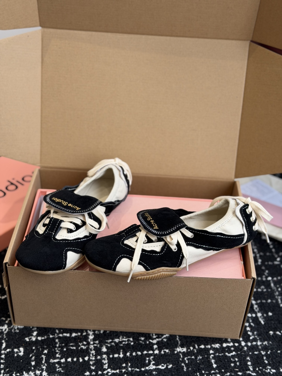 代购级 Acne Studios 26ss 秋季新款走秀款芭蕾鞋 可以说每一双都是可以珍藏的鞋子 今年这款芭蕾鞋真的是 代购级 Acne Studios 26ss 秋季新款走秀款芭蕾鞋 可以说每一双都是可以珍藏的鞋子 今年这款芭蕾鞋真的是
