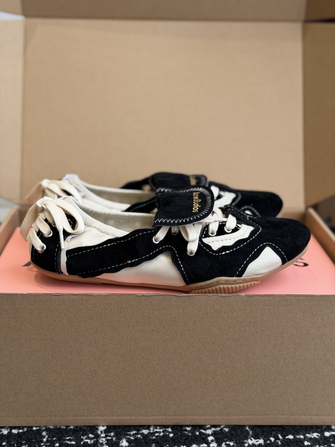 代购级 Acne Studios 26ss 秋季新款走秀款芭蕾鞋 可以说每一双都是可以珍藏的鞋子 今年这款芭蕾鞋真的是 代购级 Acne Studios 26ss 秋季新款走秀款芭蕾鞋 可以说每一双都是可以珍藏的鞋子 今年这款芭蕾鞋真的是