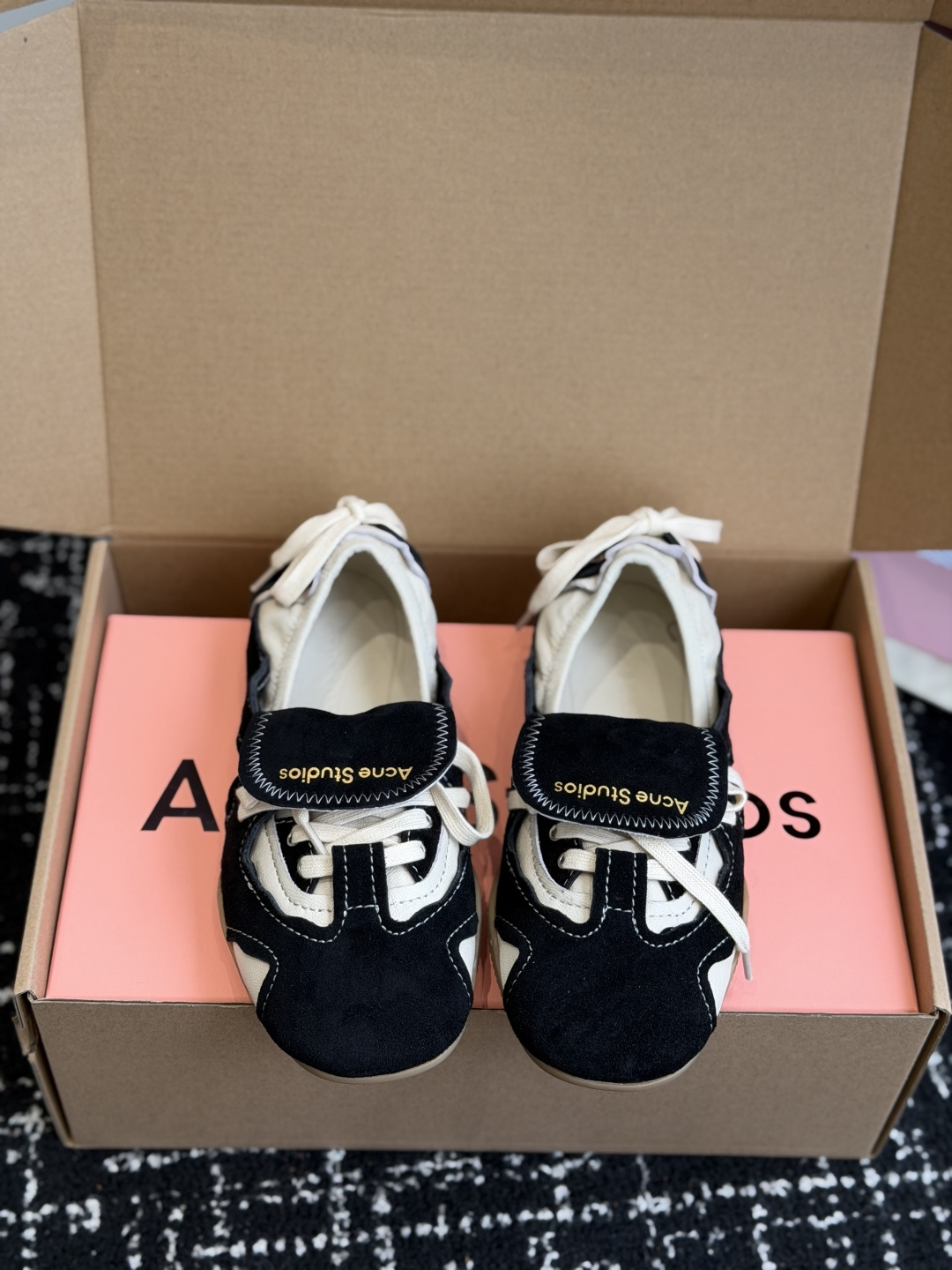 代购级 Acne Studios 26ss 秋季新款走秀款芭蕾鞋 可以说每一双都是可以珍藏的鞋子 今年这款芭蕾鞋真的是 代购级 Acne Studios 26ss 秋季新款走秀款芭蕾鞋 可以说每一双都是可以珍藏的鞋子 今年这款芭蕾鞋真的是