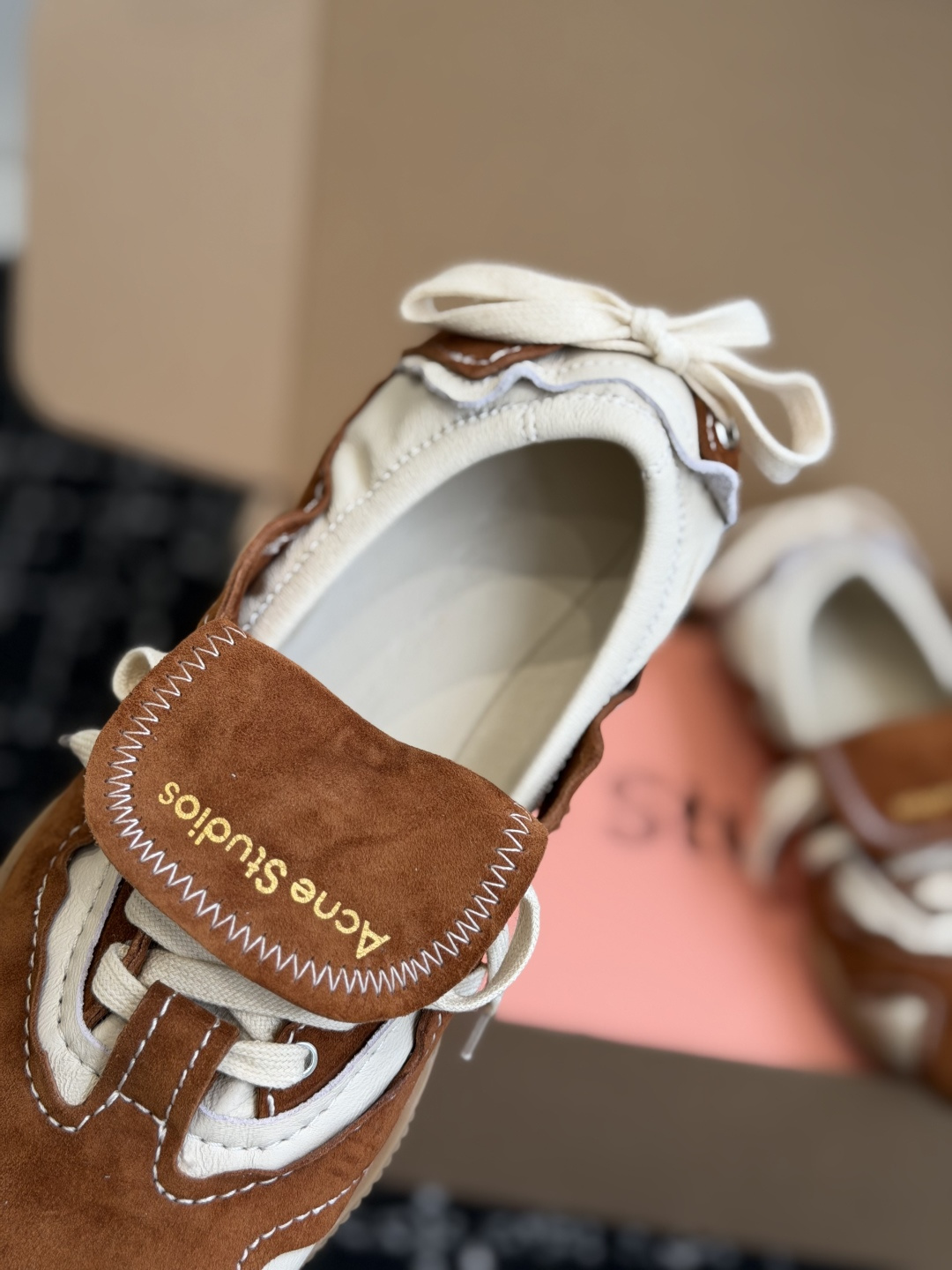 代购级 Acne Studios 26ss 秋季新款走秀款芭蕾鞋 可以说每一双都是可以珍藏的鞋子 今年这款芭蕾鞋真的是 代购级 Acne Studios 26ss 秋季新款走秀款芭蕾鞋 可以说每一双都是可以珍藏的鞋子 今年这款芭蕾鞋真的是