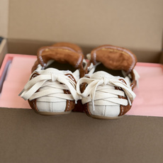 代购级 Acne Studios 26ss 秋季新款走秀款芭蕾鞋 可以说每一双都是可以珍藏的鞋子 今年这款芭蕾鞋真的是 代购级 Acne Studios 26ss 秋季新款走秀款芭蕾鞋 可以说每一双都是可以珍藏的鞋子 今年这款芭蕾鞋真的是