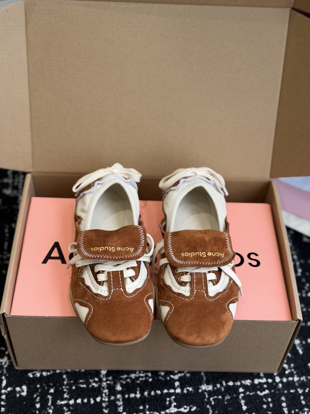 NO:929998,Purchasing agent Acne Studios 26ss new autumn catwalk ballet shoes. It can be said that every pair is a shoe that can be treasured. This year's ballet shoes are really beautiful. The design and ballet shoes are instantly stunning!  The fabric is sheepskin and the lining is sheepskin. The details are completely compared to the original ones. The original molded outsole is very comfortable. Size#35-41 (40 and 41 are non-refundable), casual shoes/sports shoes, Acne studios, dior, sneakers, sheepskin19860909代购级 Acne Studios 26ss 秋季新款走秀款芭蕾鞋 可以说每一双都是可以珍藏的鞋子 今年这款芭蕾鞋真的是太美了 设计搭配芭蕾舞鞋瞬间仙儿到爆！ 面料羊皮 内里羊皮 细节完全对比原版做的相当精细 原版开模大底 舒适度拉满 Size#35-41(40、41不退换),休闲鞋/运动鞋,acne studios,dior,sneakers,sheepskin,Women's Shoes