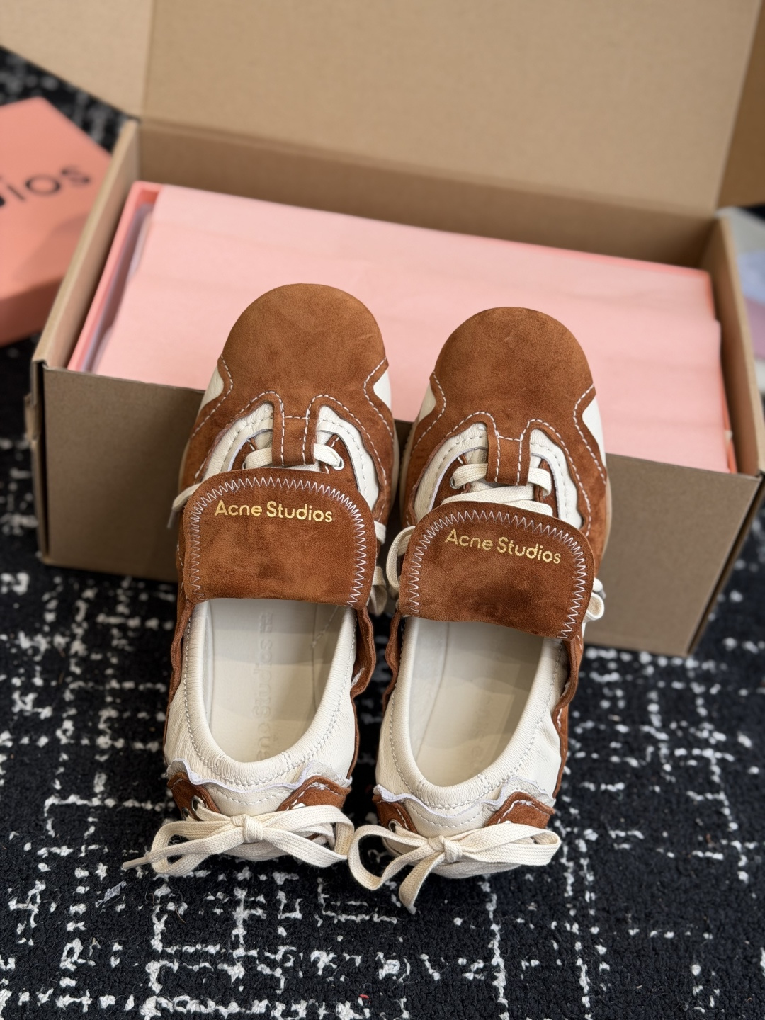 代购级 Acne Studios 26ss 秋季新款走秀款芭蕾鞋 可以说每一双都是可以珍藏的鞋子 今年这款芭蕾鞋真的是 代购级 Acne Studios 26ss 秋季新款走秀款芭蕾鞋 可以说每一双都是可以珍藏的鞋子 今年这款芭蕾鞋真的是