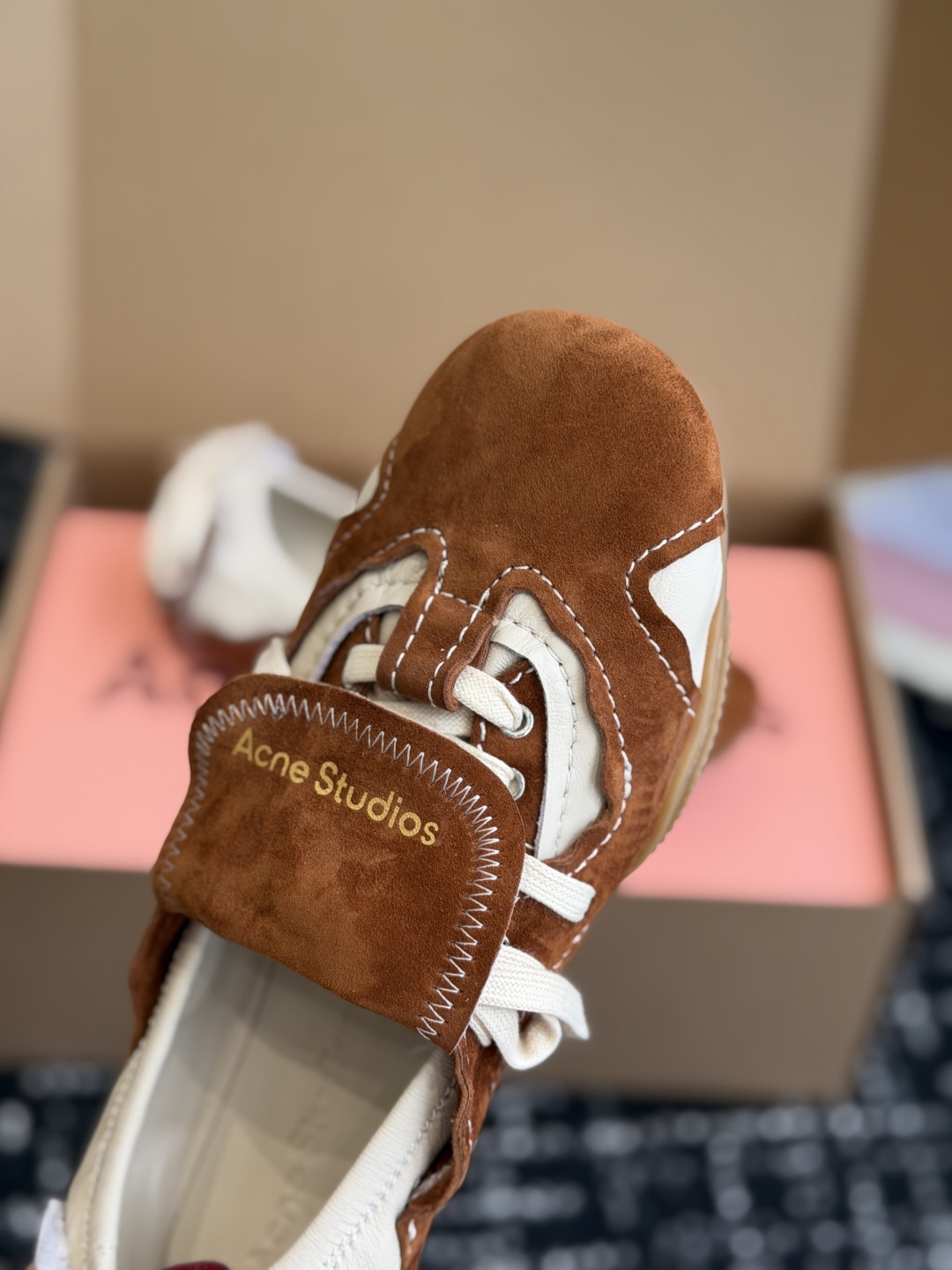 代购级 Acne Studios 26ss 秋季新款走秀款芭蕾鞋 可以说每一双都是可以珍藏的鞋子 今年这款芭蕾鞋真的是 代购级 Acne Studios 26ss 秋季新款走秀款芭蕾鞋 可以说每一双都是可以珍藏的鞋子 今年这款芭蕾鞋真的是