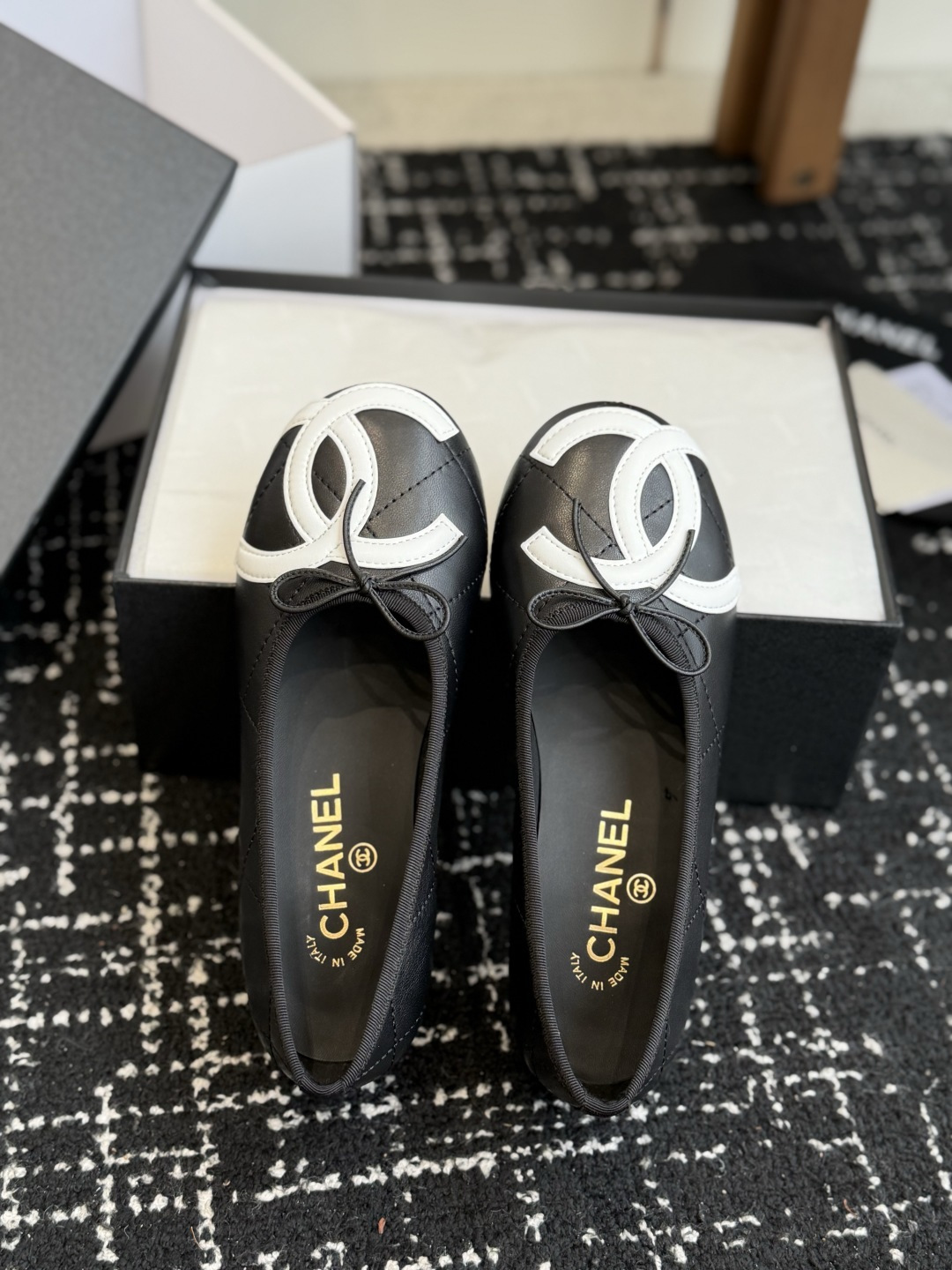 代购级 Chanel 26ss 春夏系列芭蕾舞鞋复古款来袭 非常火的大双C设计手工车线非常耗时耗力 面料:进口混种小羊皮 代购级 Chanel 26ss 春夏系列芭蕾舞鞋复古款来袭 非常火的大双C设计手工车线非常耗时耗力 面料:进口混种小羊皮