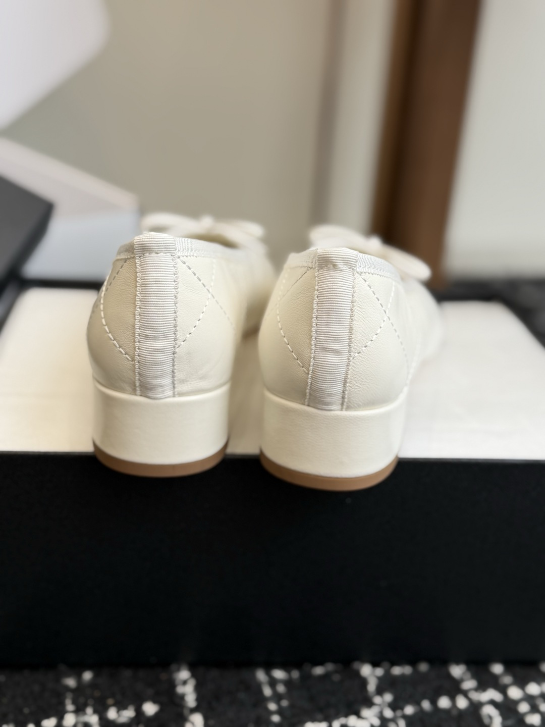 代购级 Chanel 26ss 春夏系列芭蕾舞鞋复古款来袭 非常火的大双C设计手工车线非常耗时耗力 面料:进口混种小羊皮 代购级 Chanel 26ss 春夏系列芭蕾舞鞋复古款来袭 非常火的大双C设计手工车线非常耗时耗力 面料:进口混种小羊皮