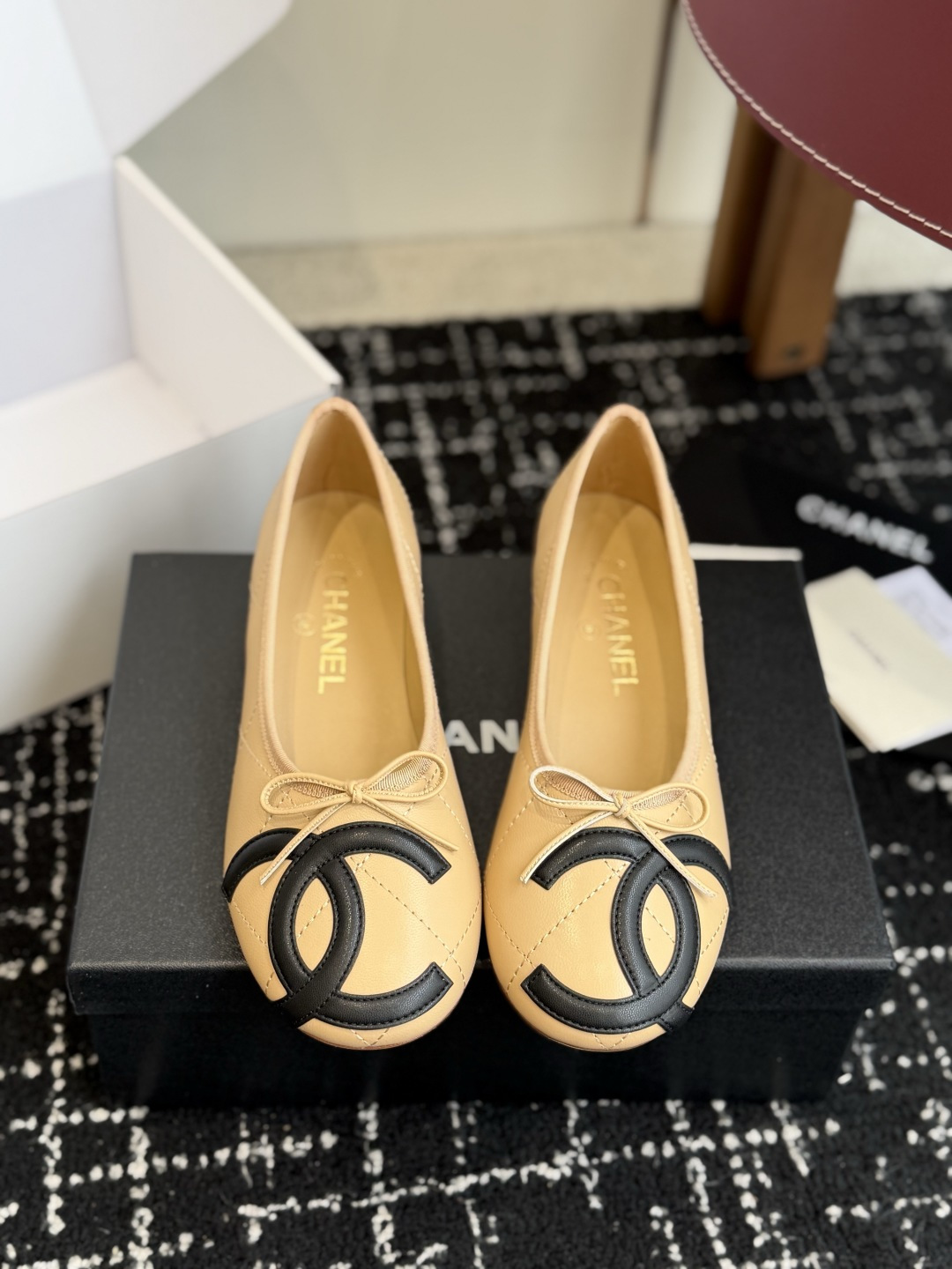 NO:931672,Purchasing-grade Chanel 26ss spring and summer series ballet shoes retro style is coming. The very popular large pair C design is handmade and very time-consuming and labor-intensive. The material is imported mixed lambskin. The lining is suede. The heel height is 3.5cm. The outsole is genuine leather. Size#35-42 (40 41 42 is custom-made and cannot be returned or exchanged), single shoes, chanel, sheepskin, Leather soles19860909代购级 Chanel 26ss 春夏系列芭蕾舞鞋复古款来袭 非常火的大双C设计手工车线非常耗时耗力 面料进口混种小羊皮 内里小山羊皮 跟高3.5cm 大底真皮大底 Size#35-42（40 41 42订做不退换）,单鞋,chanel,sheepskin,Leather soles,Women's Shoes