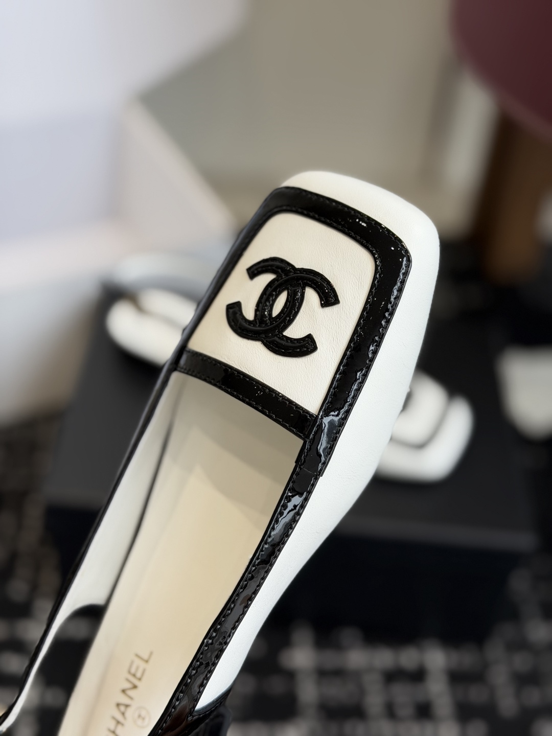代购级 Chanel26SS早春新款方头拼色平底凉鞋 经典方头鞋型自带复古高级感,拼色设计瞬间点亮整体造型,把香奈儿的品 代购级 Chanel26SS早春新款方头拼色平底凉鞋 经典方头鞋型自带复古高级感,拼色设计瞬间点亮整体造型,把香奈儿的品