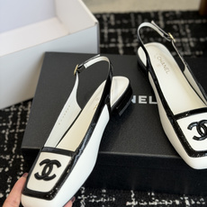 代购级 Chanel26SS早春新款方头拼色平底凉鞋 经典方头鞋型自带复古高级感,拼色设计瞬间点亮整体造型,把香奈儿的品 代购级 Chanel26SS早春新款方头拼色平底凉鞋 经典方头鞋型自带复古高级感,拼色设计瞬间点亮整体造型,把香奈儿的品