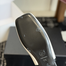 代购级 Chanel26SS早春新款方头拼色平底凉鞋 经典方头鞋型自带复古高级感,拼色设计瞬间点亮整体造型,把香奈儿的品 代购级 Chanel26SS早春新款方头拼色平底凉鞋 经典方头鞋型自带复古高级感,拼色设计瞬间点亮整体造型,把香奈儿的品