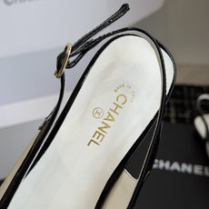 代购级 Chanel26SS早春新款方头拼色平底凉鞋 经典方头鞋型自带复古高级感,拼色设计瞬间点亮整体造型,把香奈儿的品 代购级 Chanel26SS早春新款方头拼色平底凉鞋 经典方头鞋型自带复古高级感,拼色设计瞬间点亮整体造型,把香奈儿的品