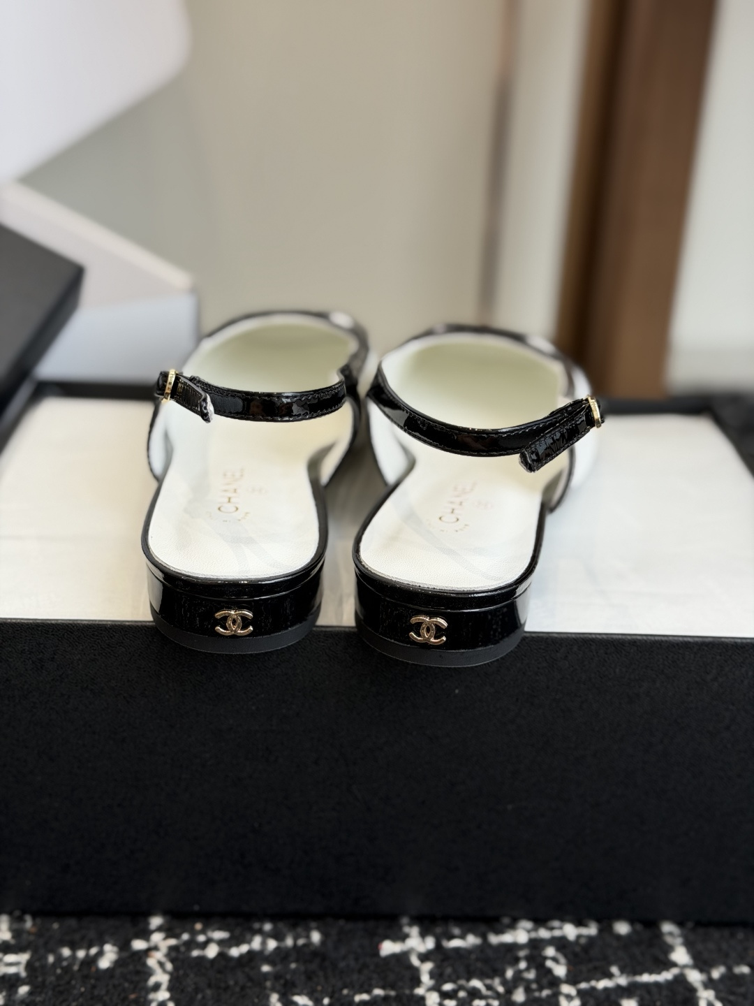 代购级 Chanel26SS早春新款方头拼色平底凉鞋 经典方头鞋型自带复古高级感,拼色设计瞬间点亮整体造型,把香奈儿的品 代购级 Chanel26SS早春新款方头拼色平底凉鞋 经典方头鞋型自带复古高级感,拼色设计瞬间点亮整体造型,把香奈儿的品